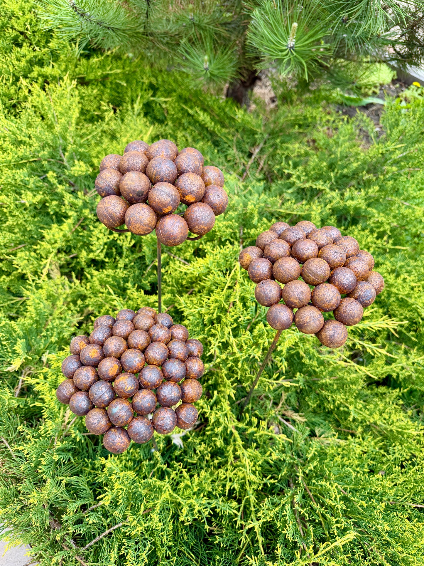 Moderne minimalistische Gartenstecker, rostiges Metall für den Garten oder die Außendekoration