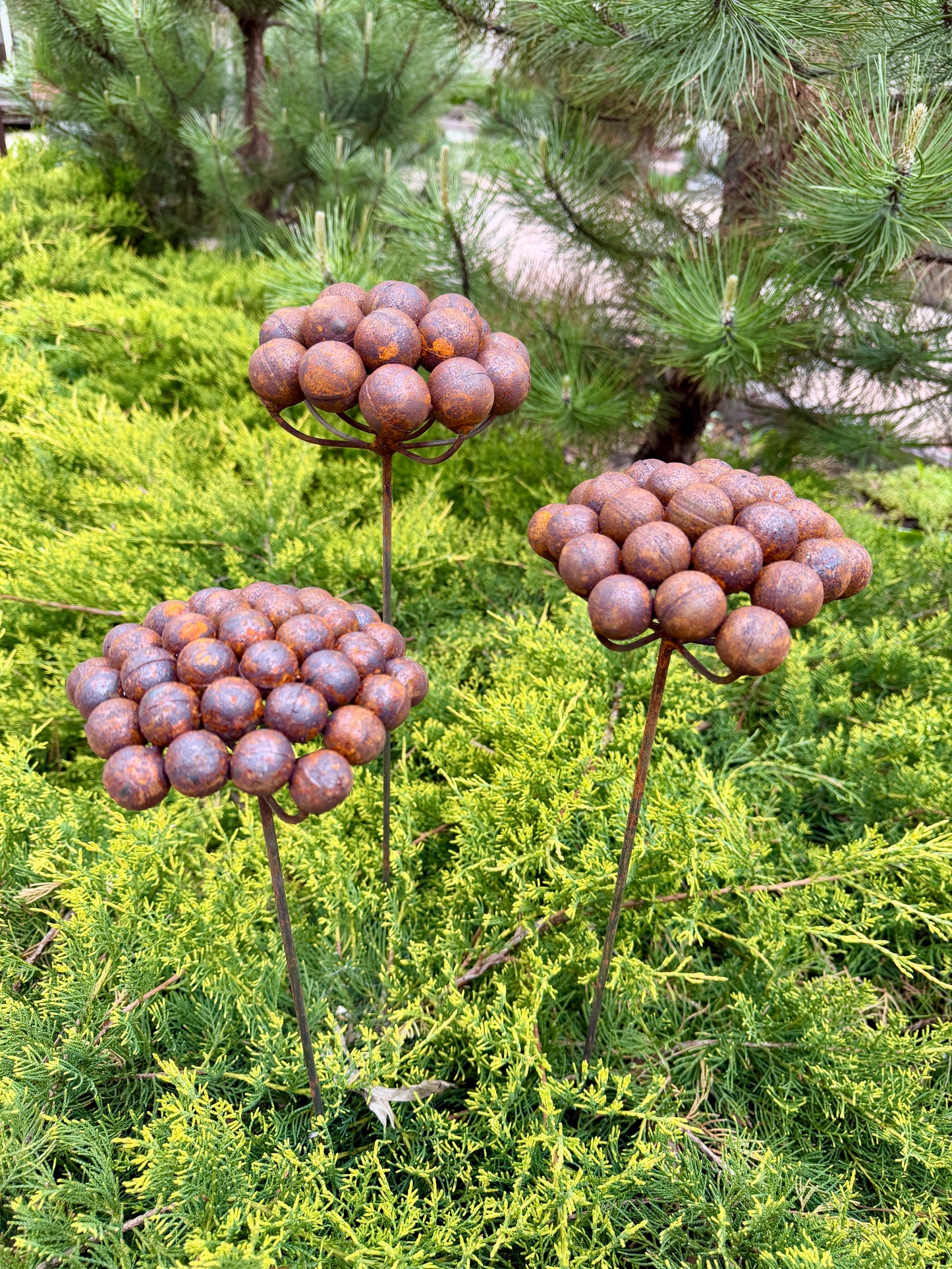 Moderne minimalistische Gartenstecker, rostiges Metall für den Garten oder die Außendekoration