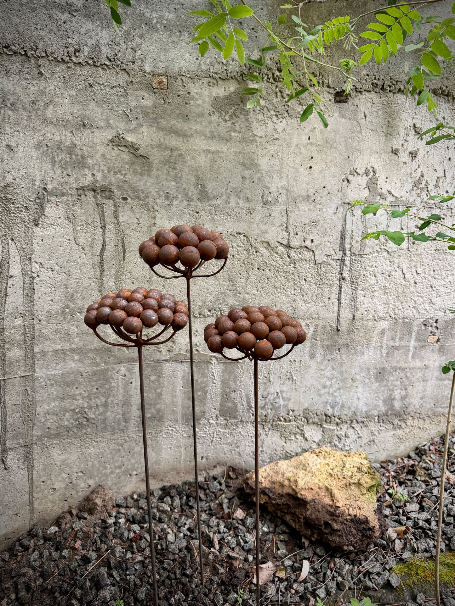 Moderne minimalistische Gartenstecker, rostiges Metall für den Garten oder die Außendekoration