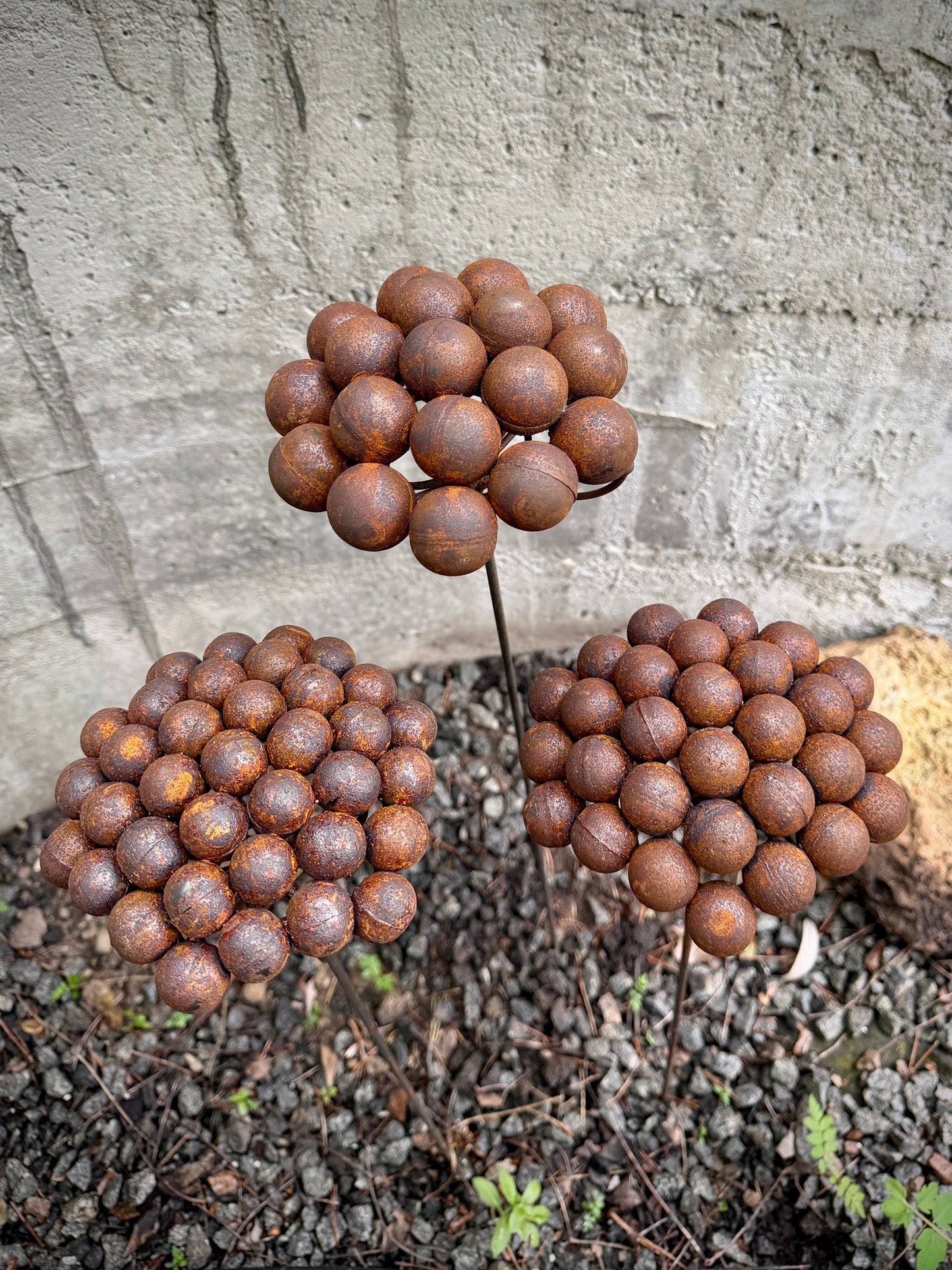 Moderne minimalistische Gartenstecker, rostiges Metall für den Garten oder die Außendekoration