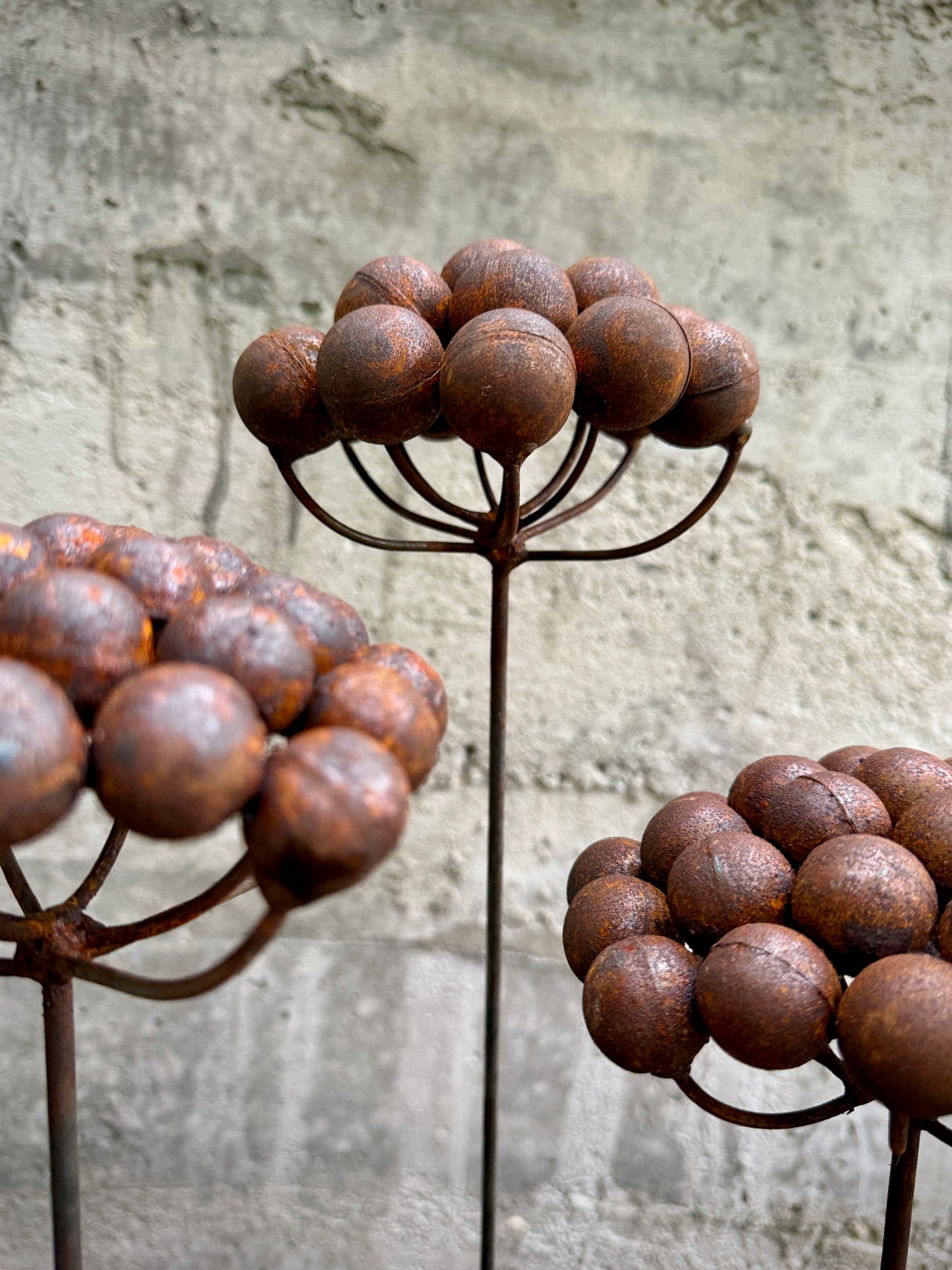 Moderne minimalistische Gartenstecker, rostiges Metall für den Garten oder die Außendekoration