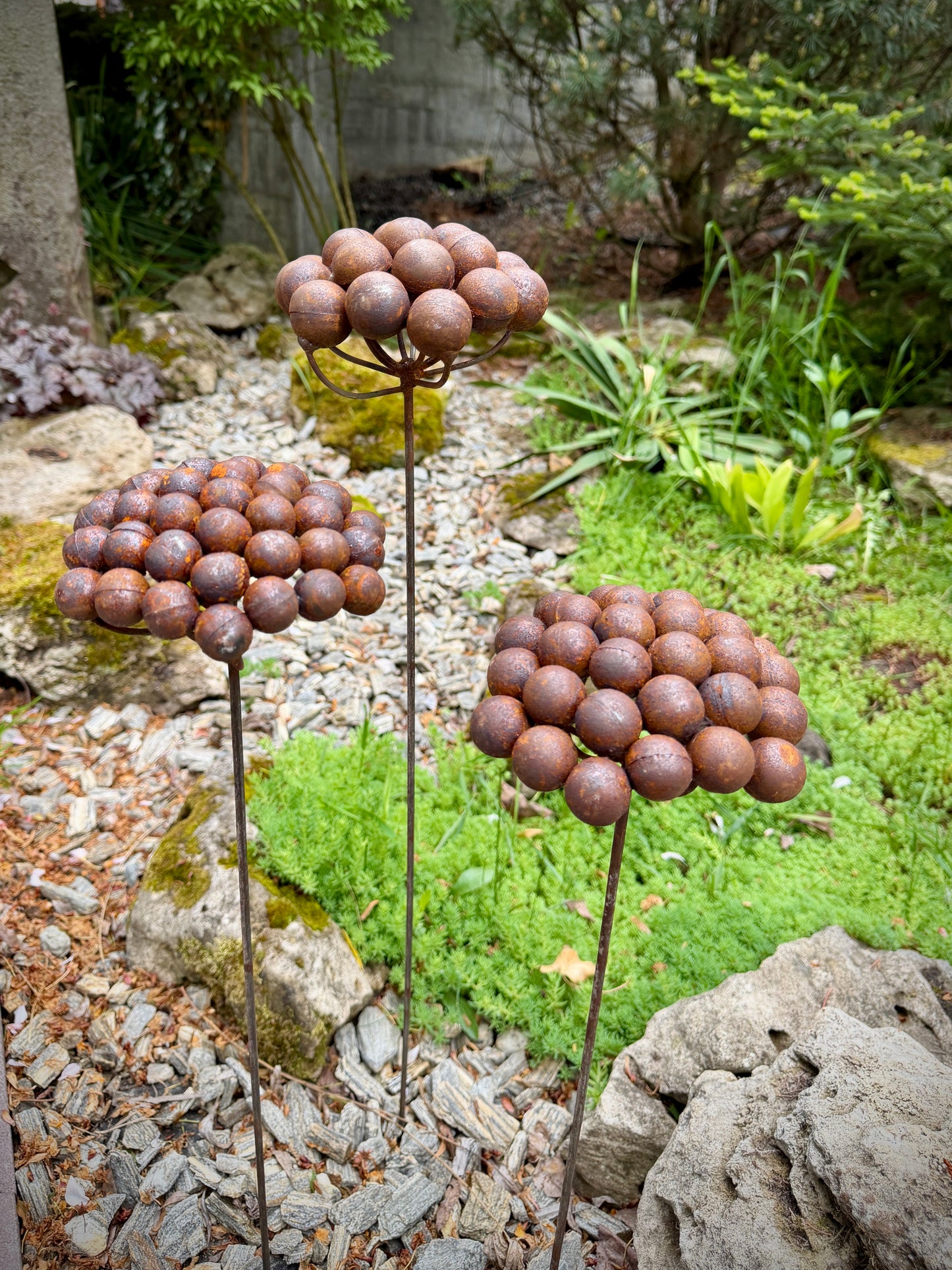 Moderne minimalistische Gartenstecker, rostiges Metall für den Garten oder die Außendekoration