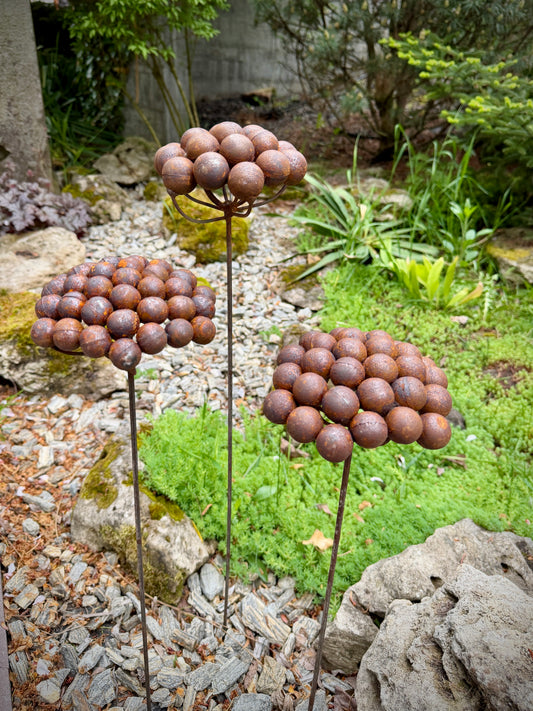 Moderne minimalistische Gartenstecker, rostiges Metall für den Garten oder die Außendekoration