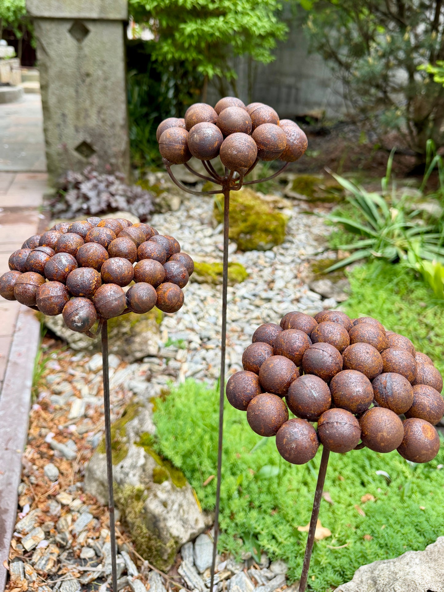 Moderne minimalistische Gartenstecker, rostiges Metall für den Garten oder die Außendekoration
