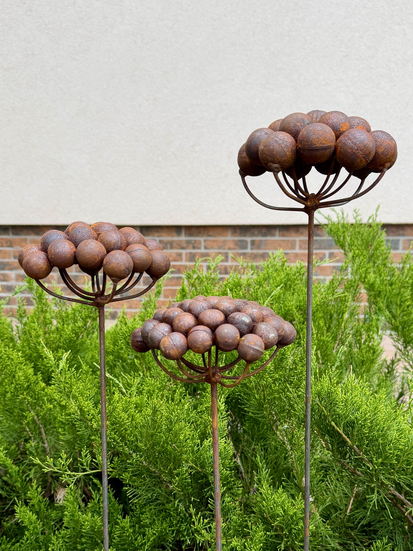 Moderne minimalistische Gartenstecker, rostiges Metall für den Garten oder die Außendekoration