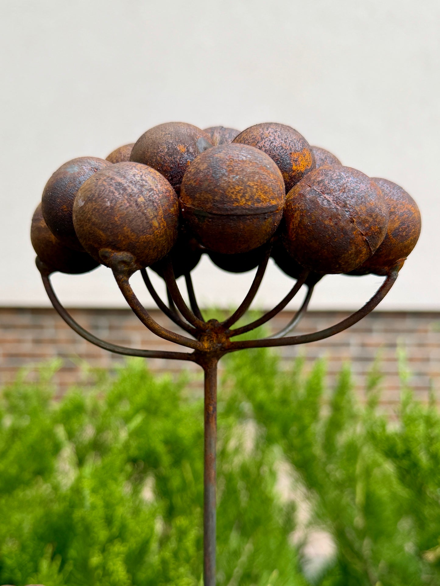 Moderne minimalistische Gartenstecker, rostiges Metall für den Garten oder die Außendekoration