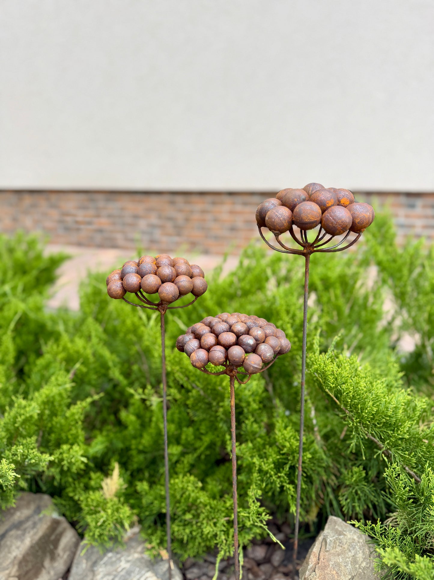 Moderne minimalistische Gartenstecker, rostiges Metall für den Garten oder die Außendekoration