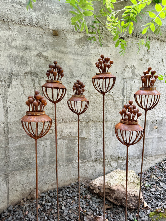 Moderne minimalistische Gartenstecker, rostiges Metall für den Garten oder die Außendekoration