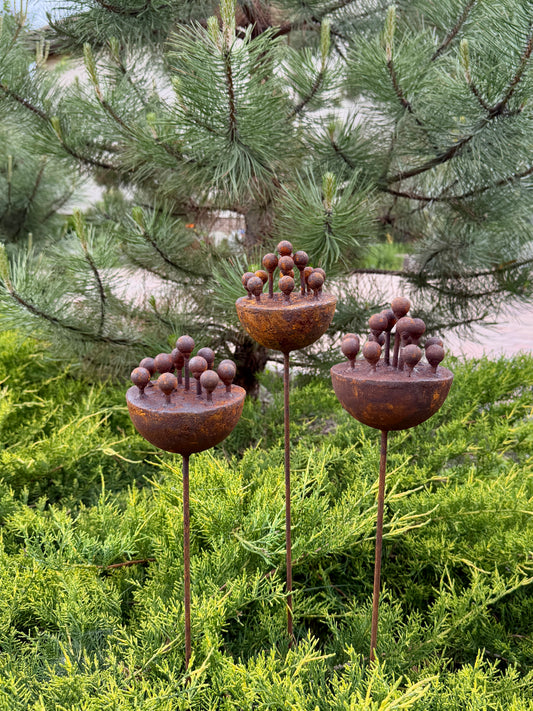 Moderne minimalistische Gartenstecker, rostiges Metall für den Garten oder die Außendekoration
