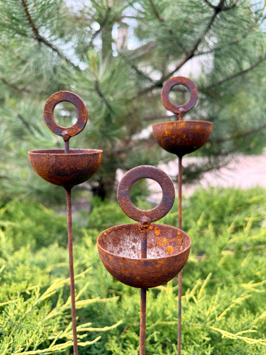 Rostige Blumengartenstecker, Blumengartendeko, Metallgartendeko, Metallgartenkunst, Metalldeko für den Außenbereich, rostiges Metallgartendeko