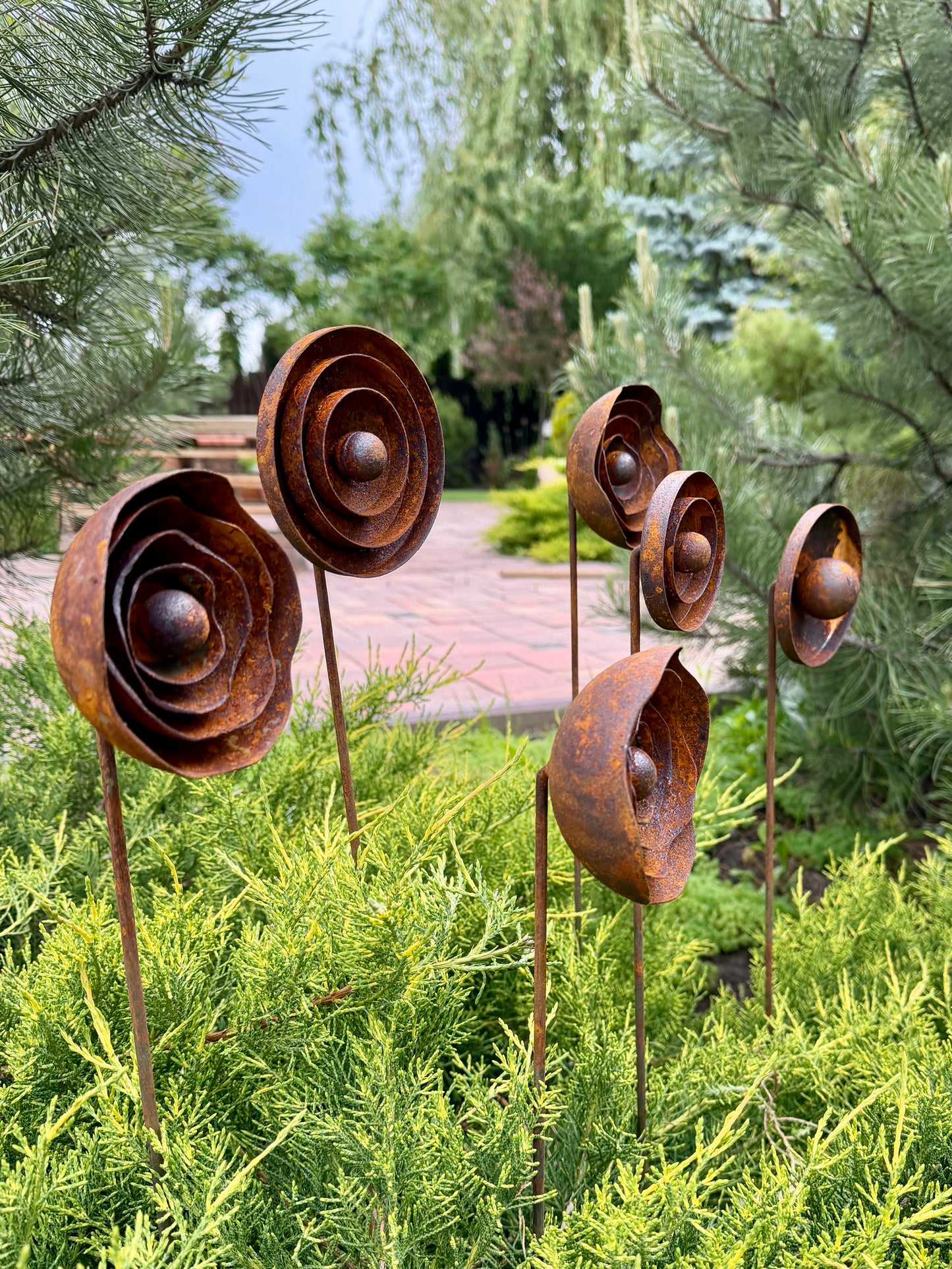 Moderne minimalistische Gartenstecker, rostiges Metall für den Garten oder die Außendekoration