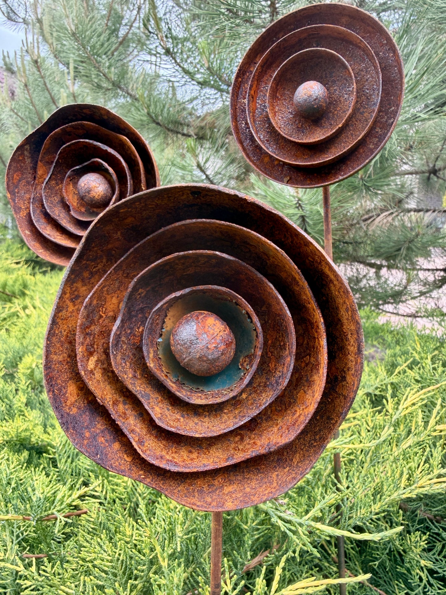 Moderne minimalistische Gartenstecker, rostiges Metall für den Garten oder die Außendekoration