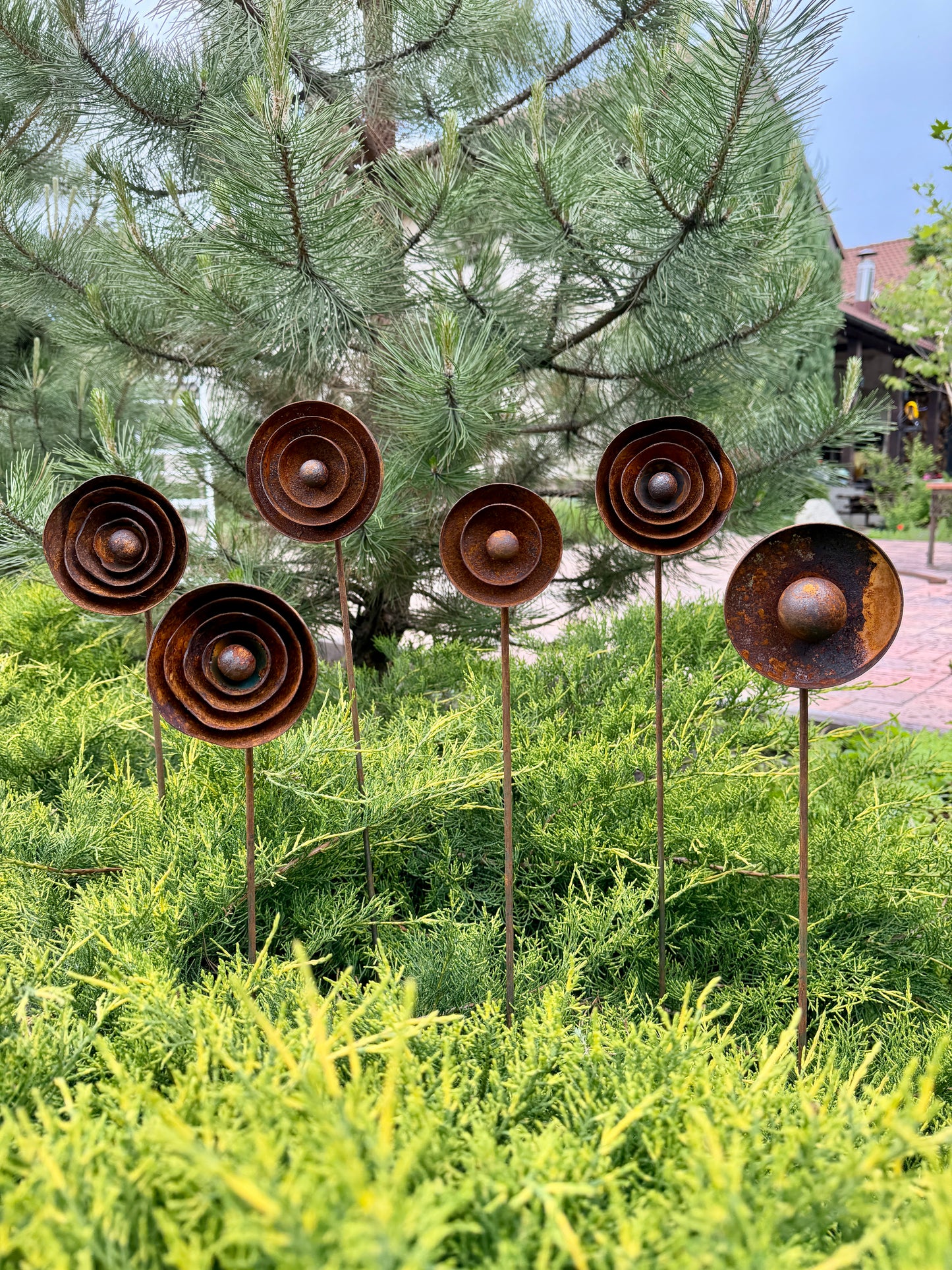 Moderne minimalistische Gartenstecker, rostiges Metall für den Garten oder die Außendekoration