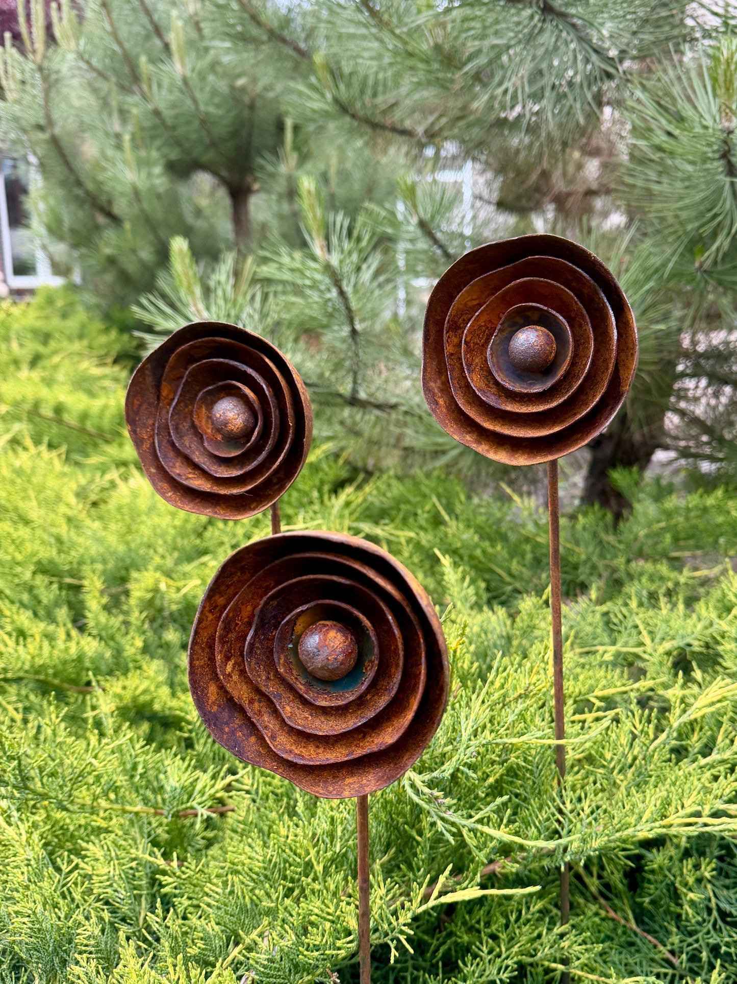 Moderne minimalistische Gartenstecker, rostiges Metall für den Garten oder die Außendekoration