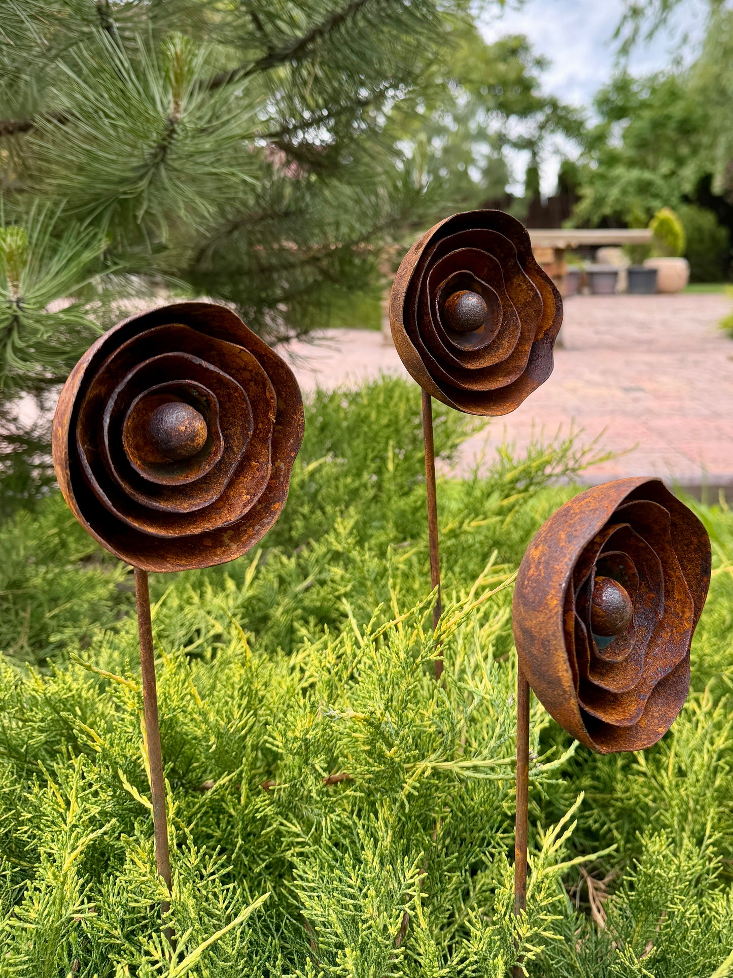 Moderne minimalistische Gartenstecker, rostiges Metall für den Garten oder die Außendekoration
