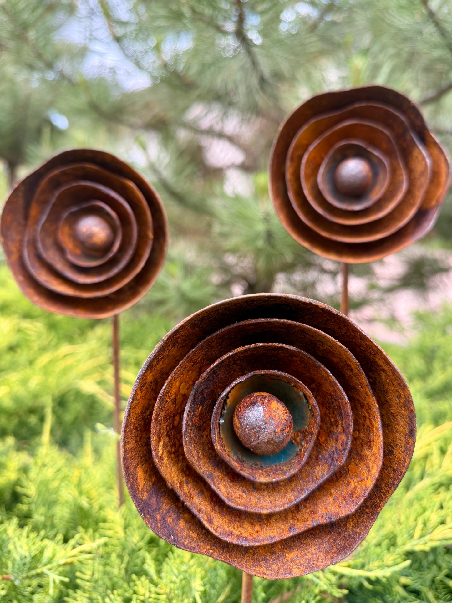 Moderne minimalistische Gartenstecker, rostiges Metall für den Garten oder die Außendekoration