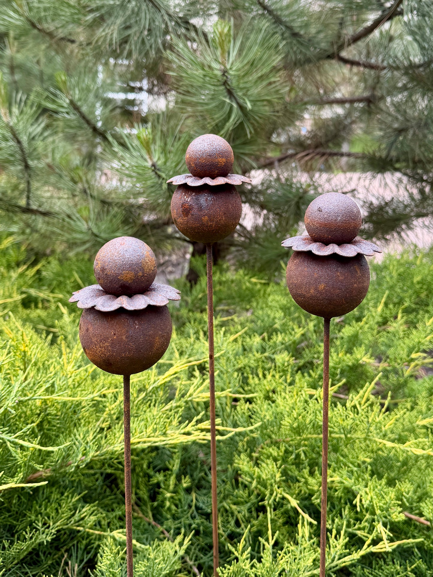 Moderne minimalistische Gartenstecker, rostiges Metall für den Garten oder die Außendekoration