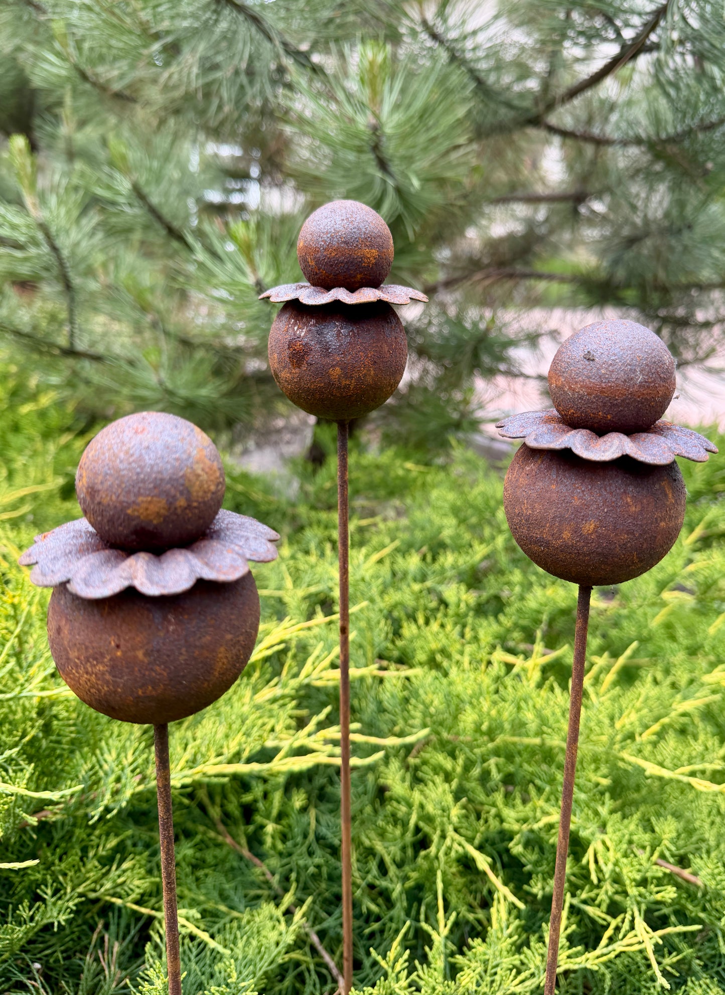 Moderne minimalistische Gartenstecker, rostiges Metall für den Garten oder die Außendekoration
