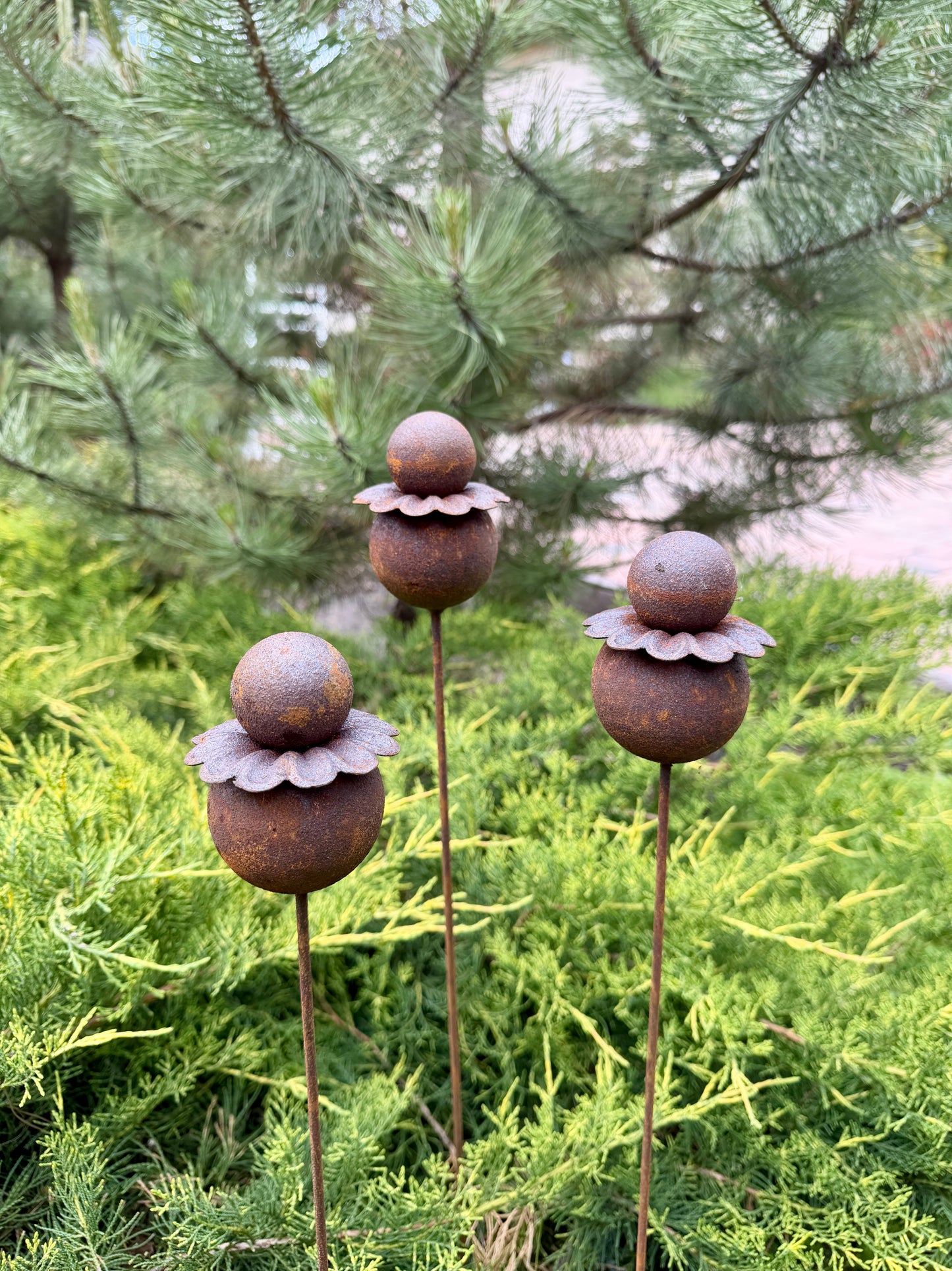 Moderne minimalistische Gartenstecker, rostiges Metall für den Garten oder die Außendekoration
