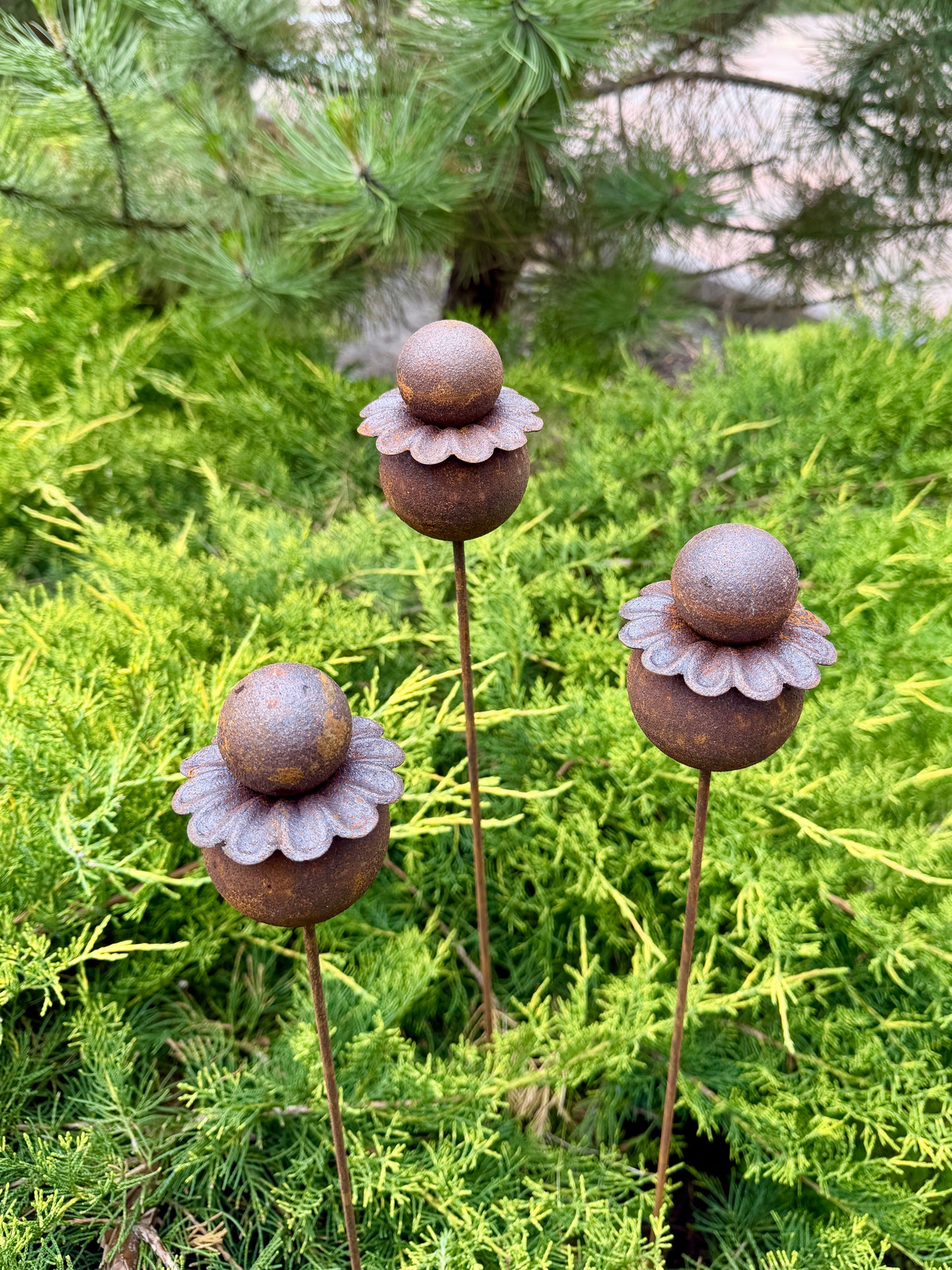 Moderne minimalistische Gartenstecker, rostiges Metall für den Garten oder die Außendekoration