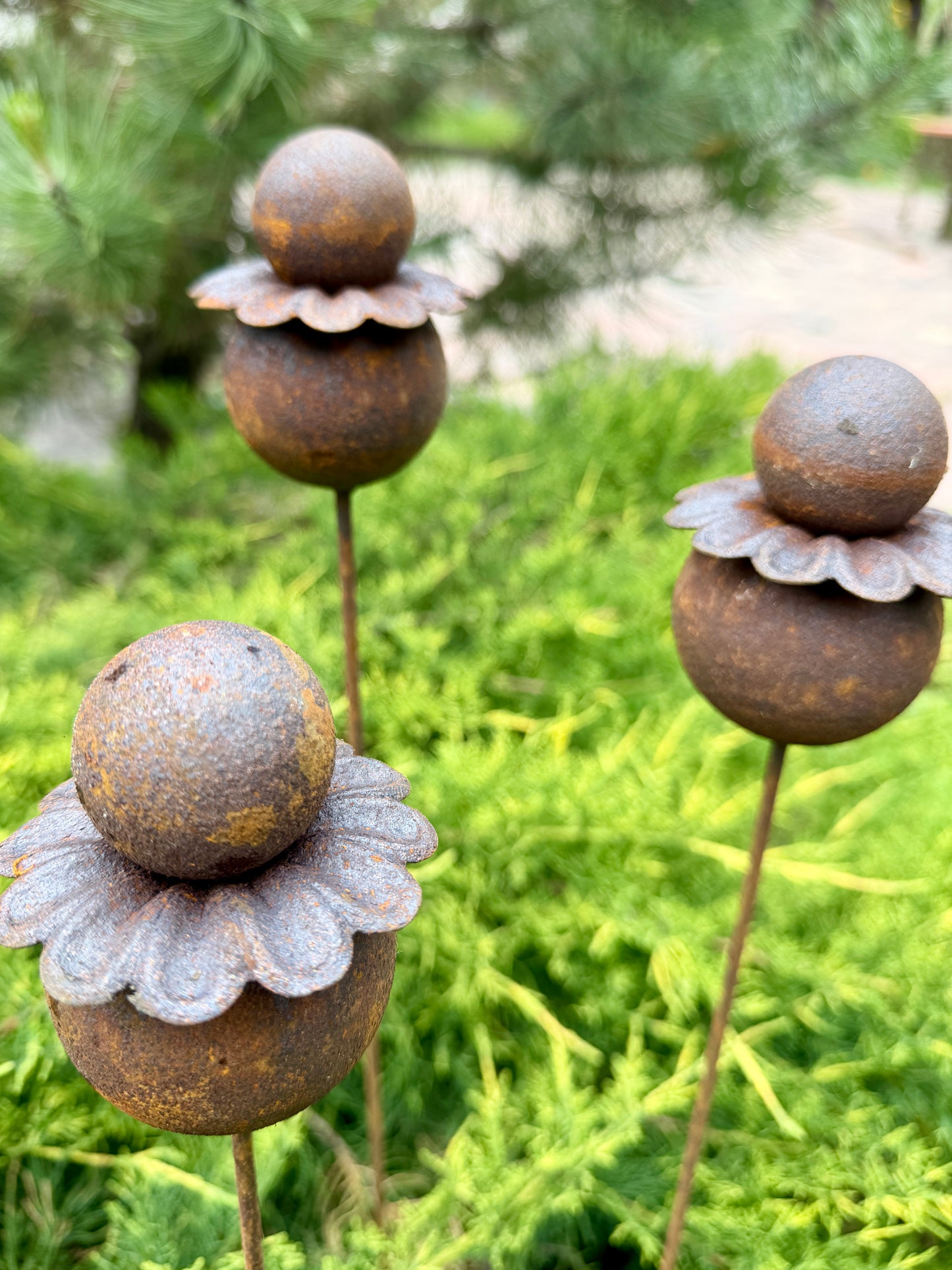 Moderne minimalistische Gartenstecker, rostiges Metall für den Garten oder die Außendekoration
