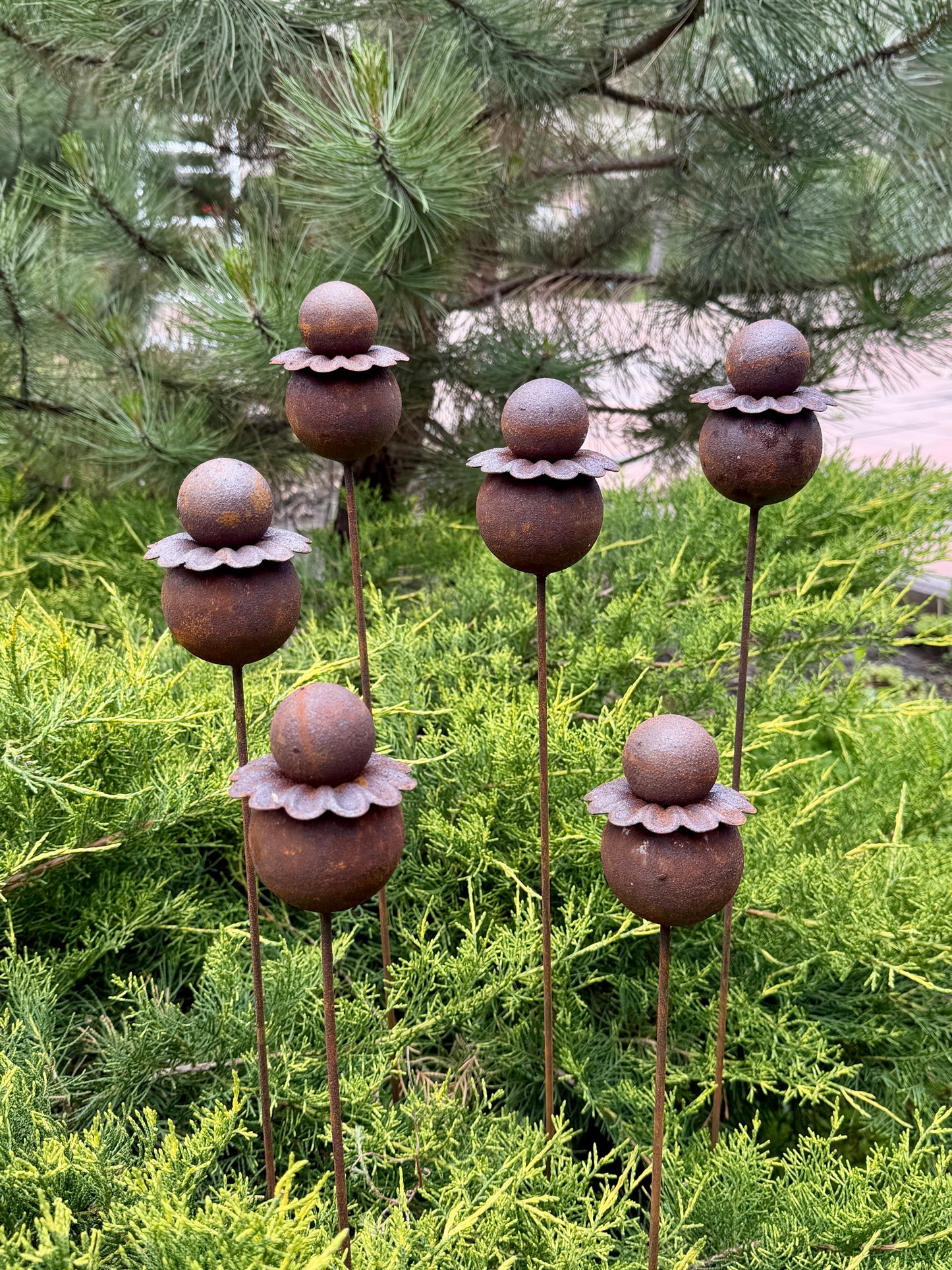 Moderne minimalistische Gartenstecker, rostiges Metall für den Garten oder die Außendekoration