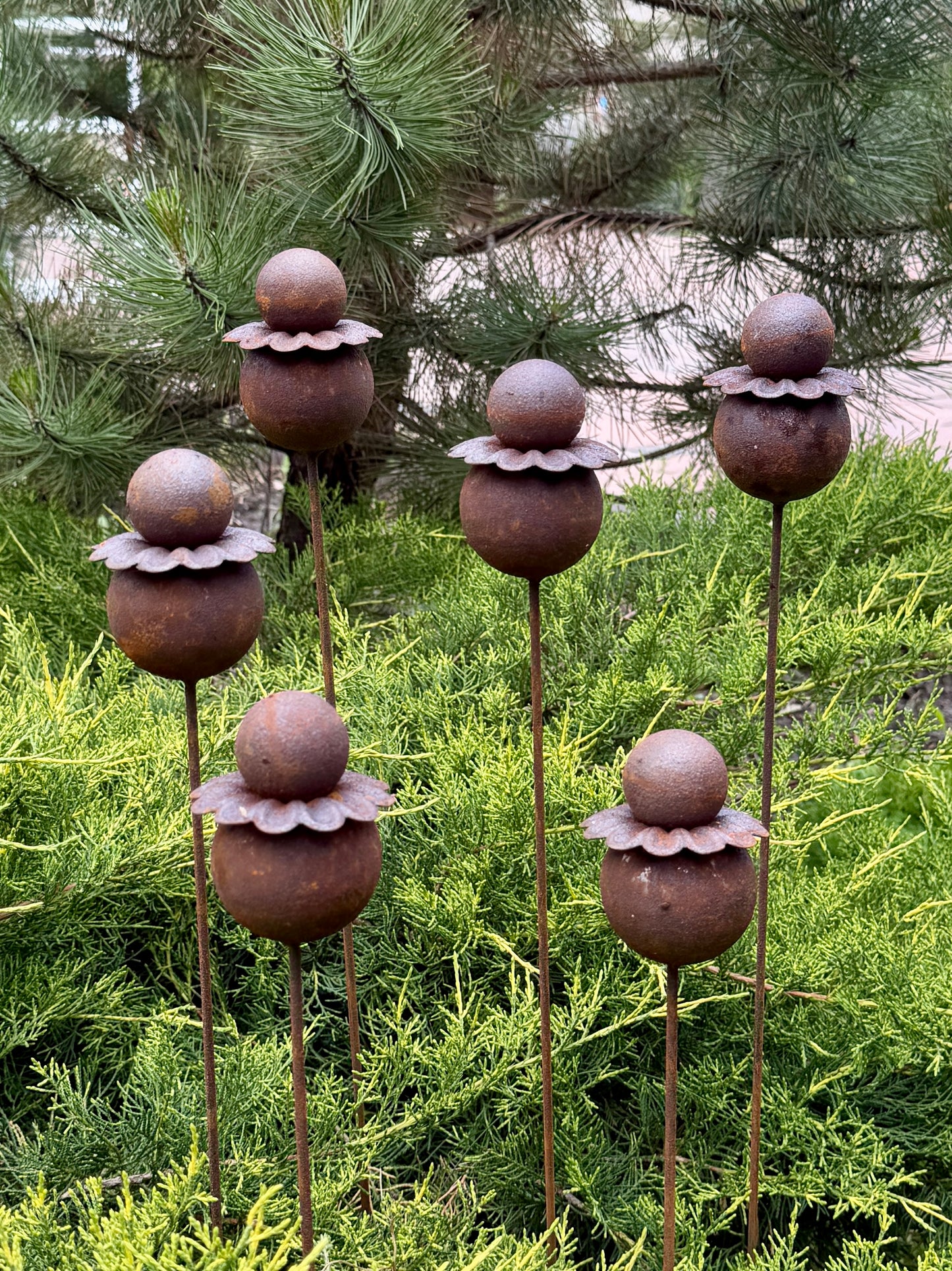 Moderne minimalistische Gartenstecker, rostiges Metall für den Garten oder die Außendekoration