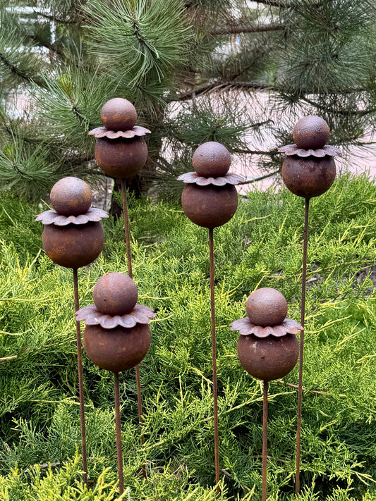 Moderne minimalistische Gartenstecker, rostiges Metall für den Garten oder die Außendekoration