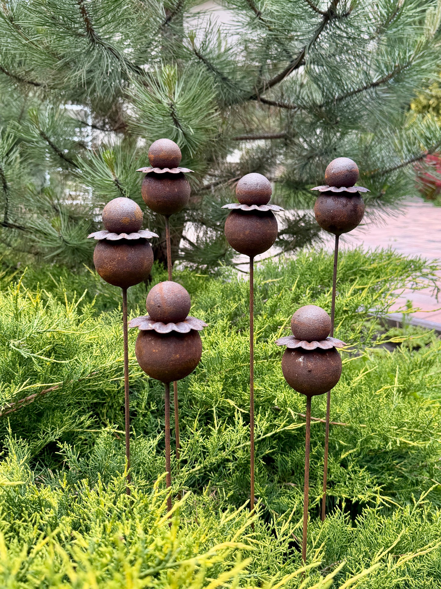 Moderne minimalistische Gartenstecker, rostiges Metall für den Garten oder die Außendekoration
