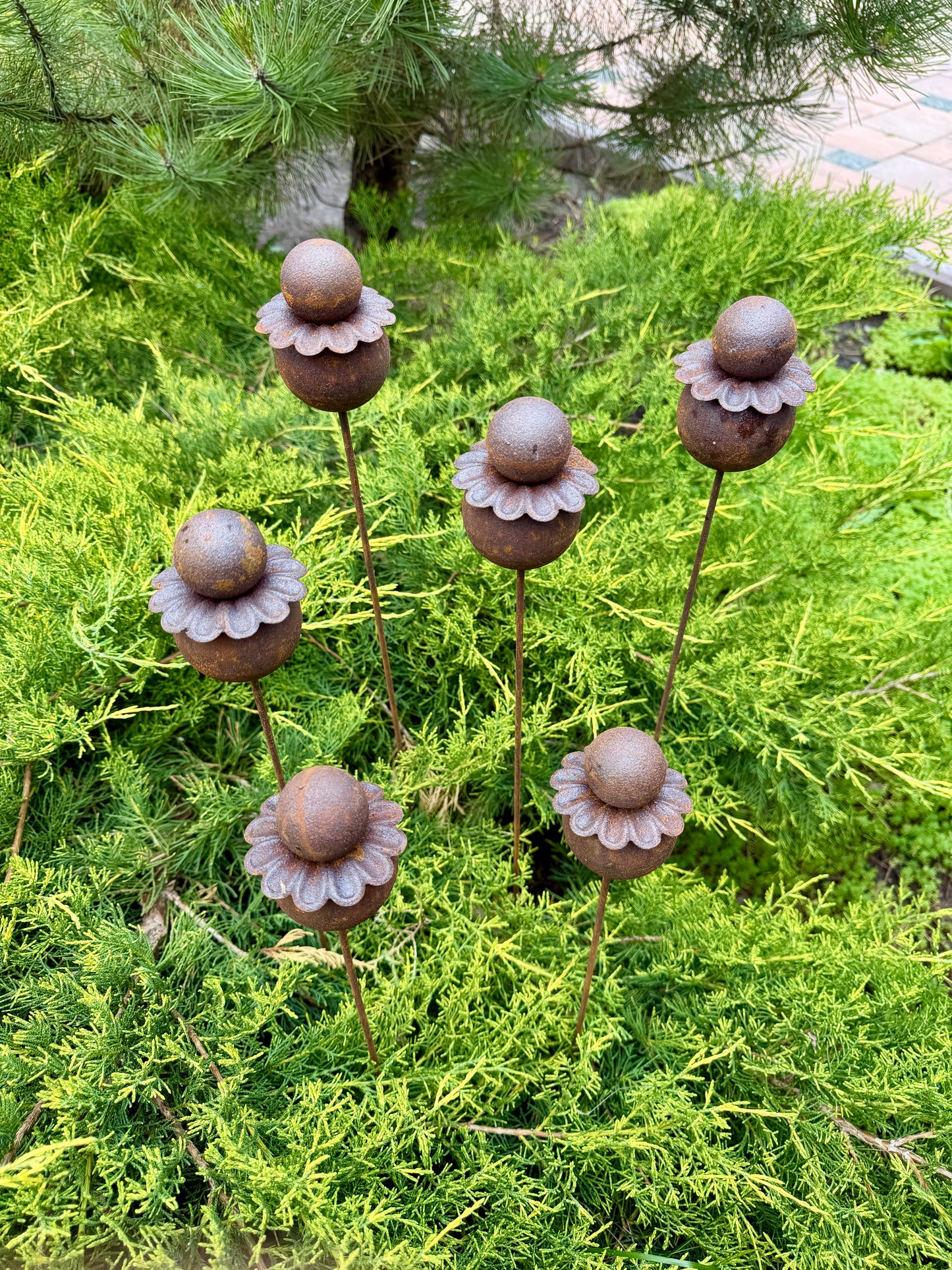 Moderne minimalistische Gartenstecker, rostiges Metall für den Garten oder die Außendekoration
