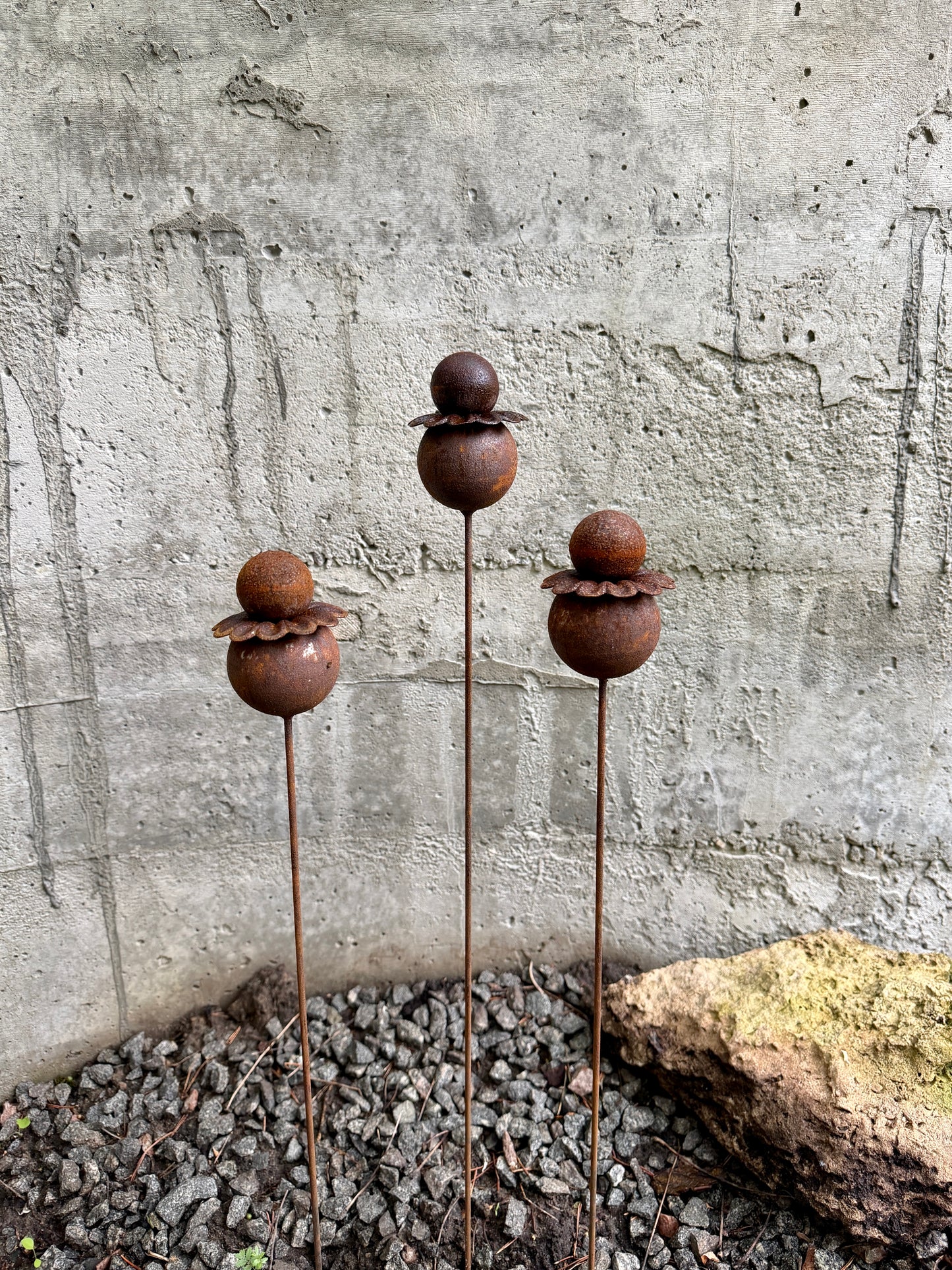 Moderne minimalistische Gartenstecker, rostiges Metall für den Garten oder die Außendekoration
