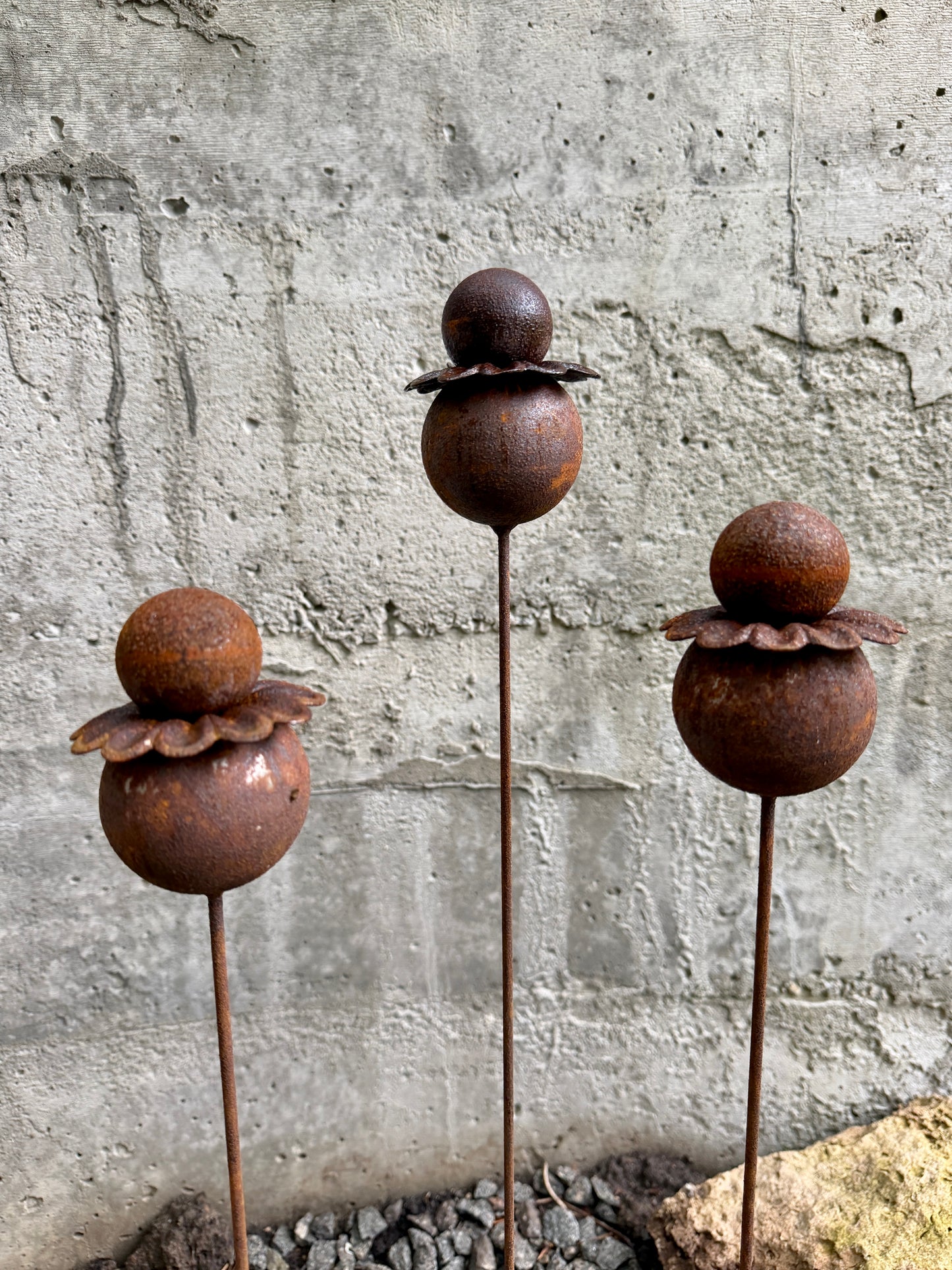 Moderne minimalistische Gartenstecker, rostiges Metall für den Garten oder die Außendekoration