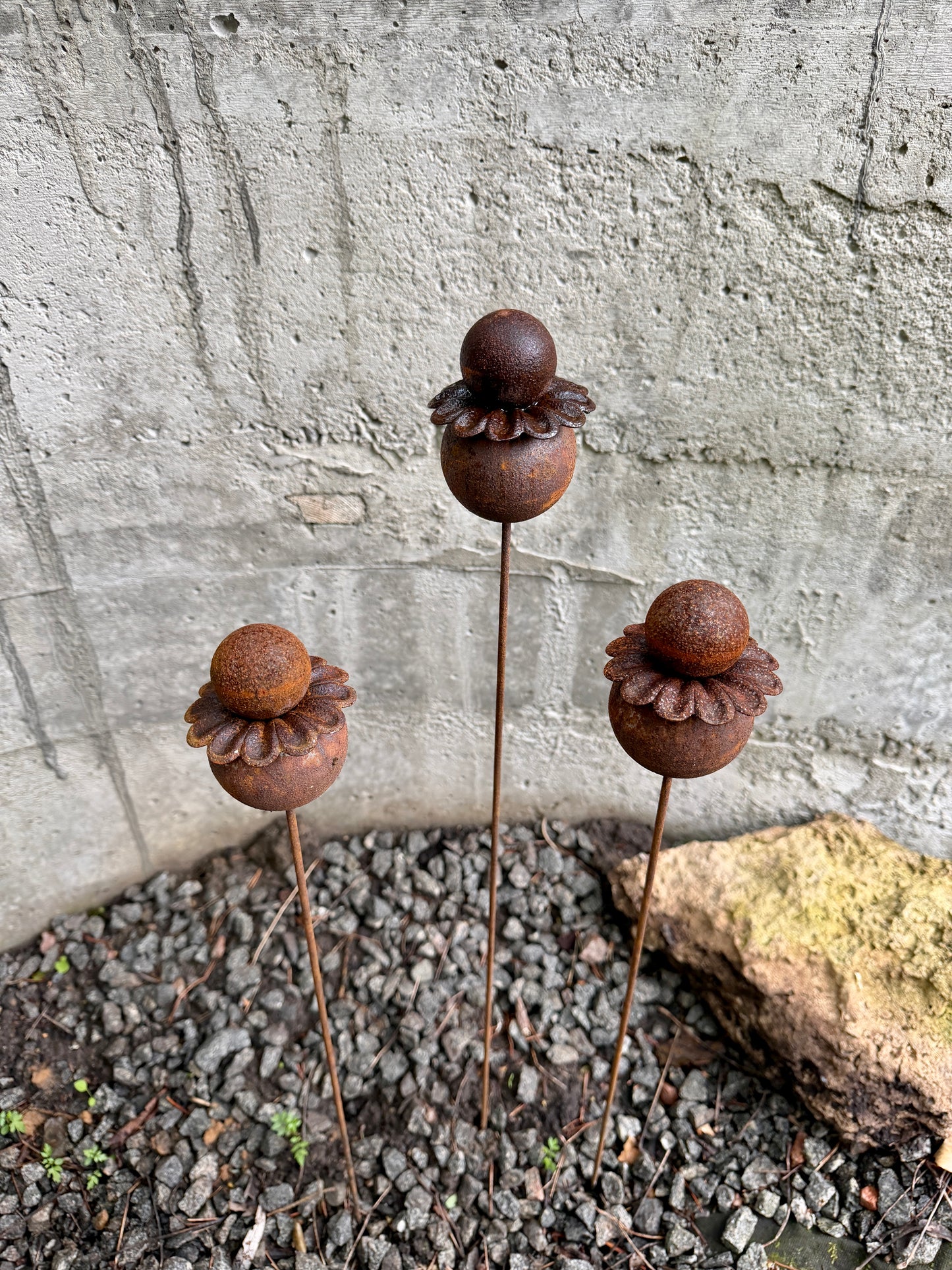 Moderne minimalistische Gartenstecker, rostiges Metall für den Garten oder die Außendekoration