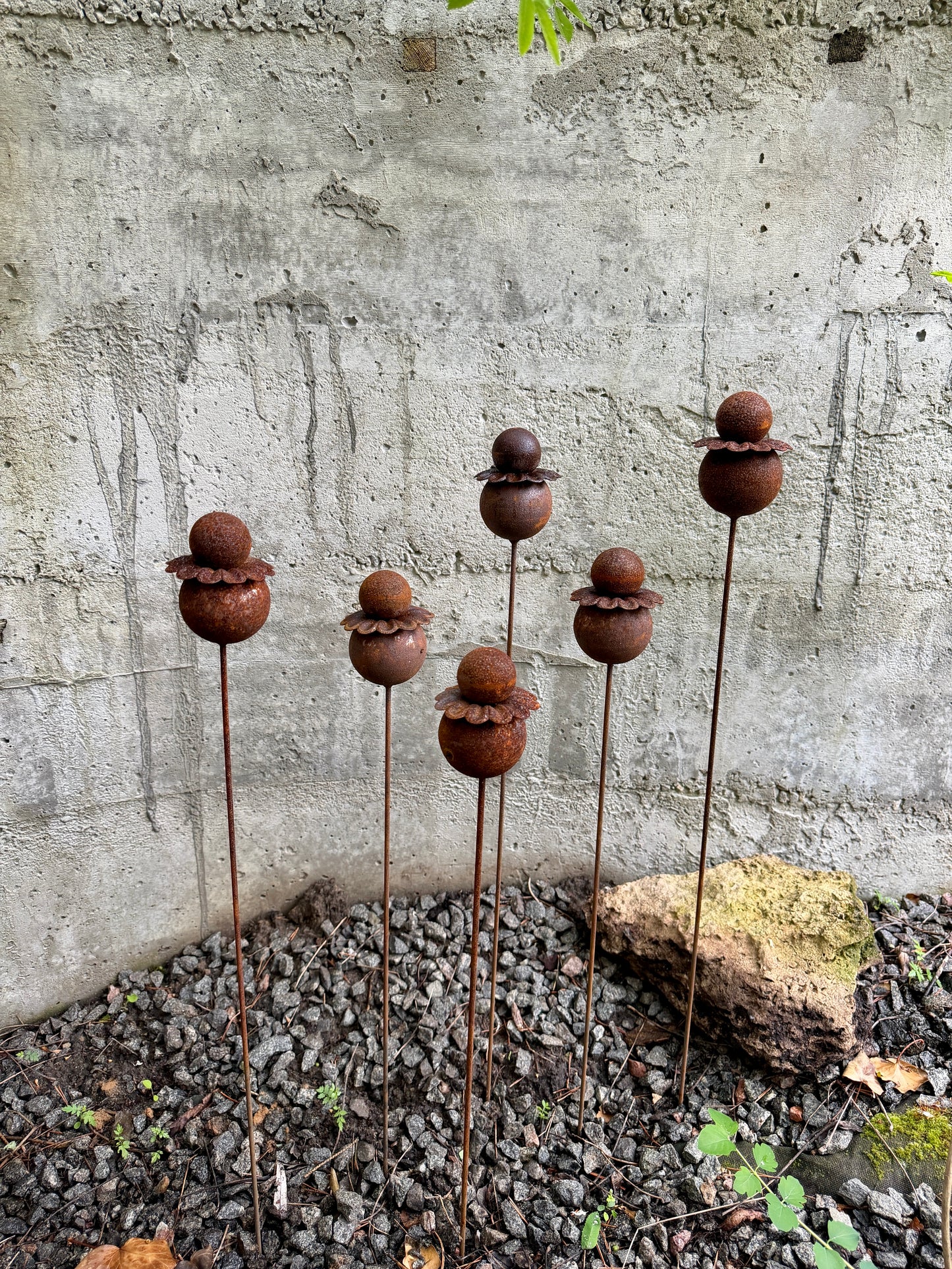 Moderne minimalistische Gartenstecker, rostiges Metall für den Garten oder die Außendekoration