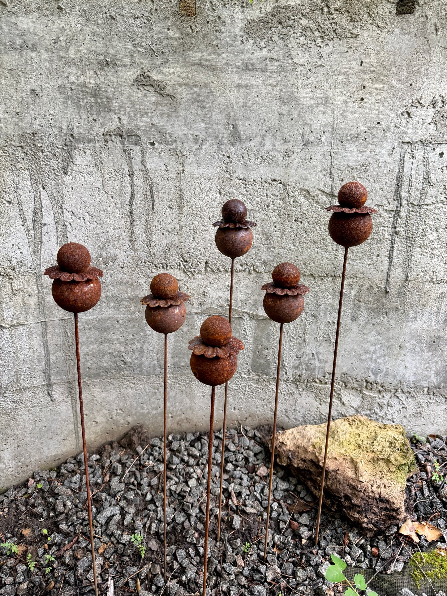 Moderne minimalistische Gartenstecker, rostiges Metall für den Garten oder die Außendekoration