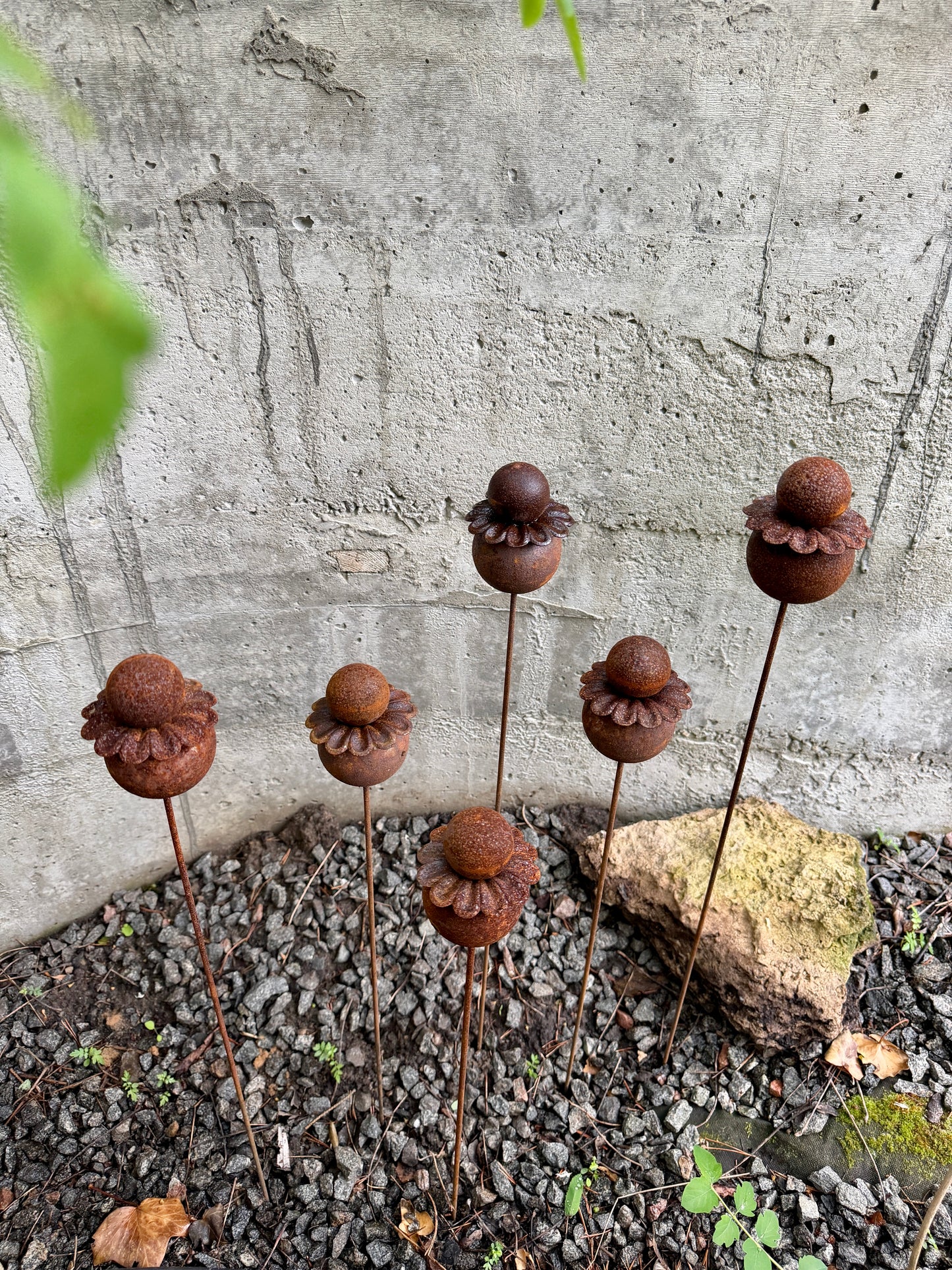 Moderne minimalistische Gartenstecker, rostiges Metall für den Garten oder die Außendekoration