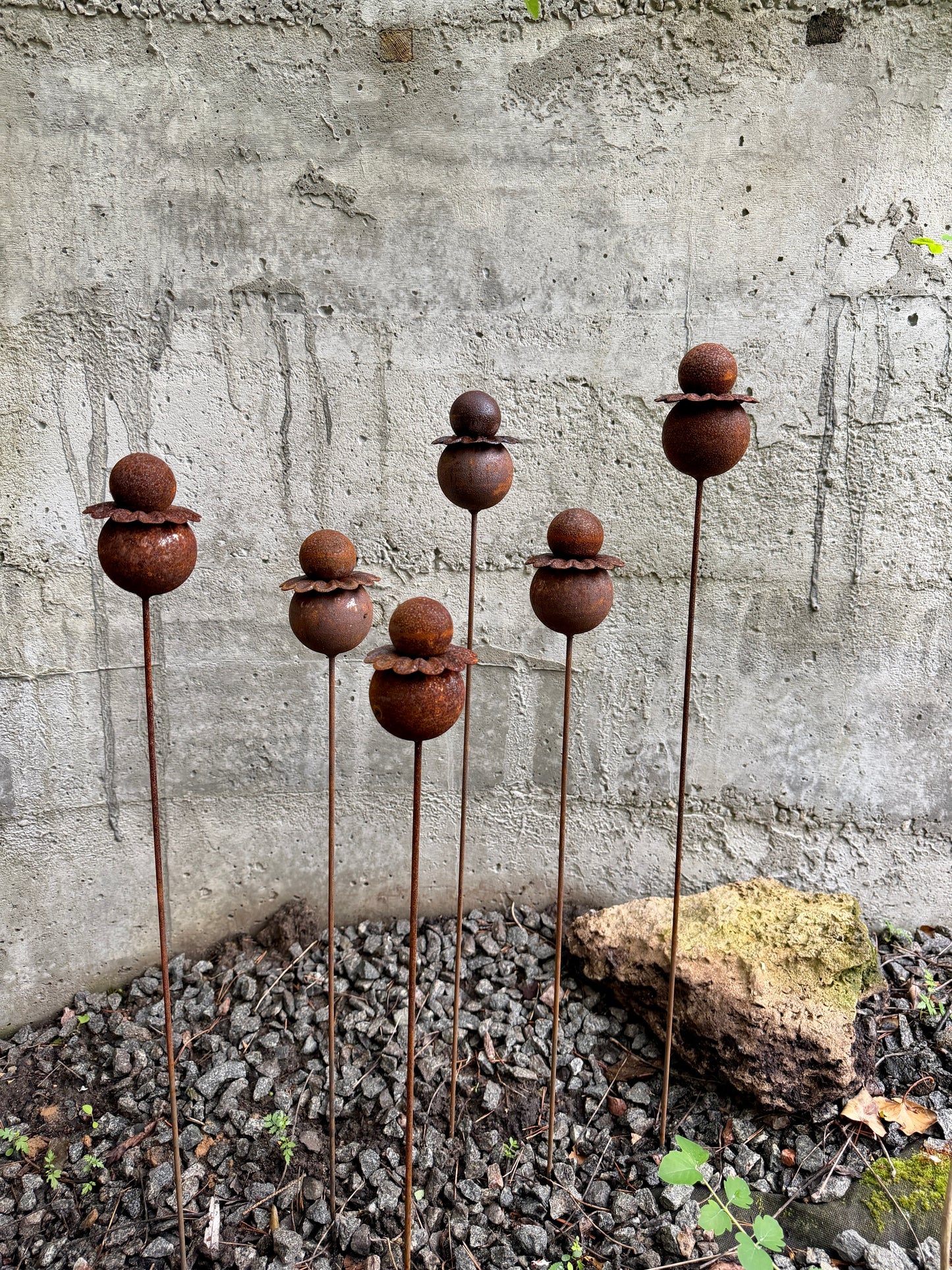 Moderne minimalistische Gartenstecker, rostiges Metall für den Garten oder die Außendekoration