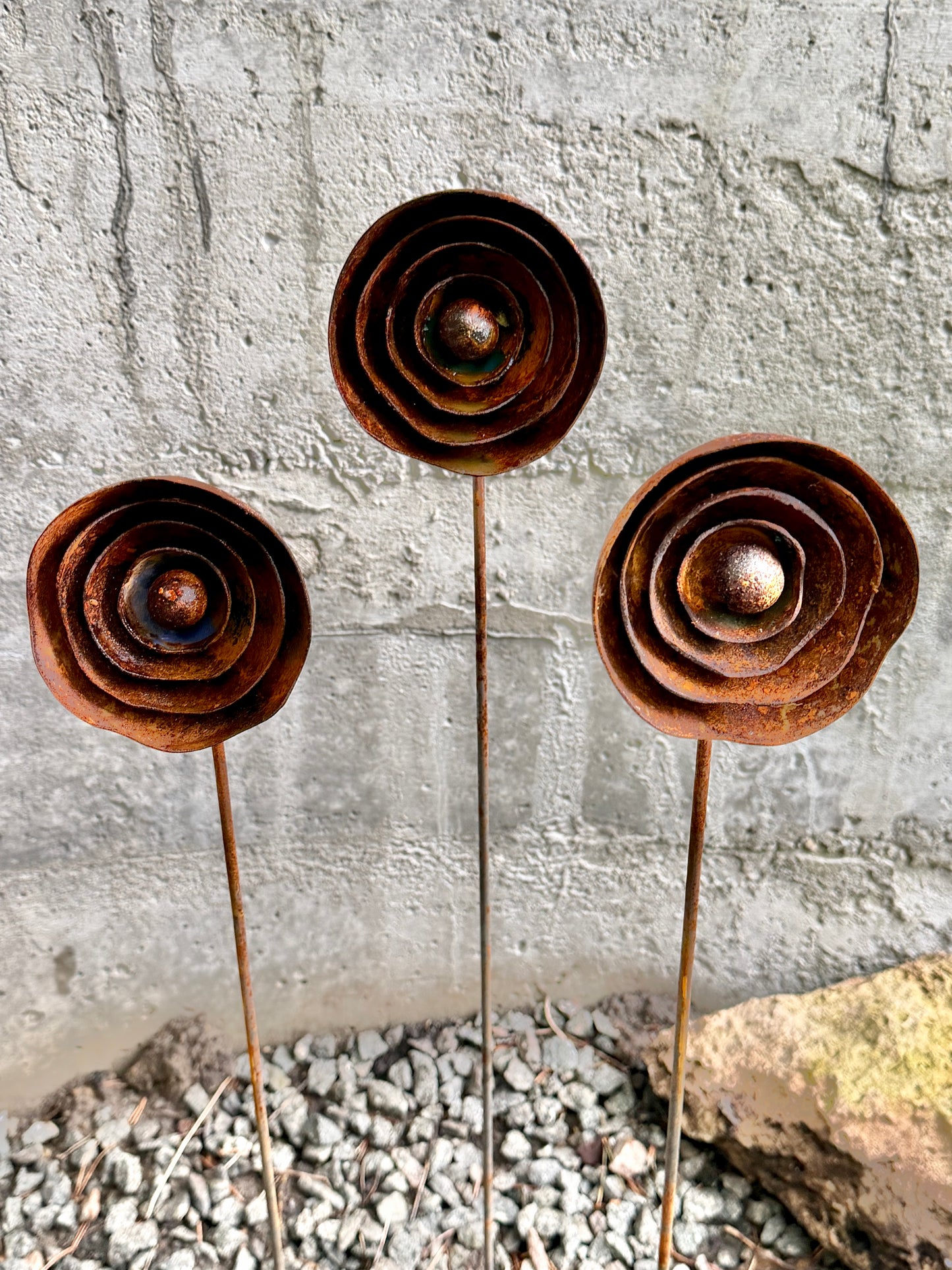 Moderne minimalistische Gartenstecker, rostiges Metall für den Garten oder die Außendekoration