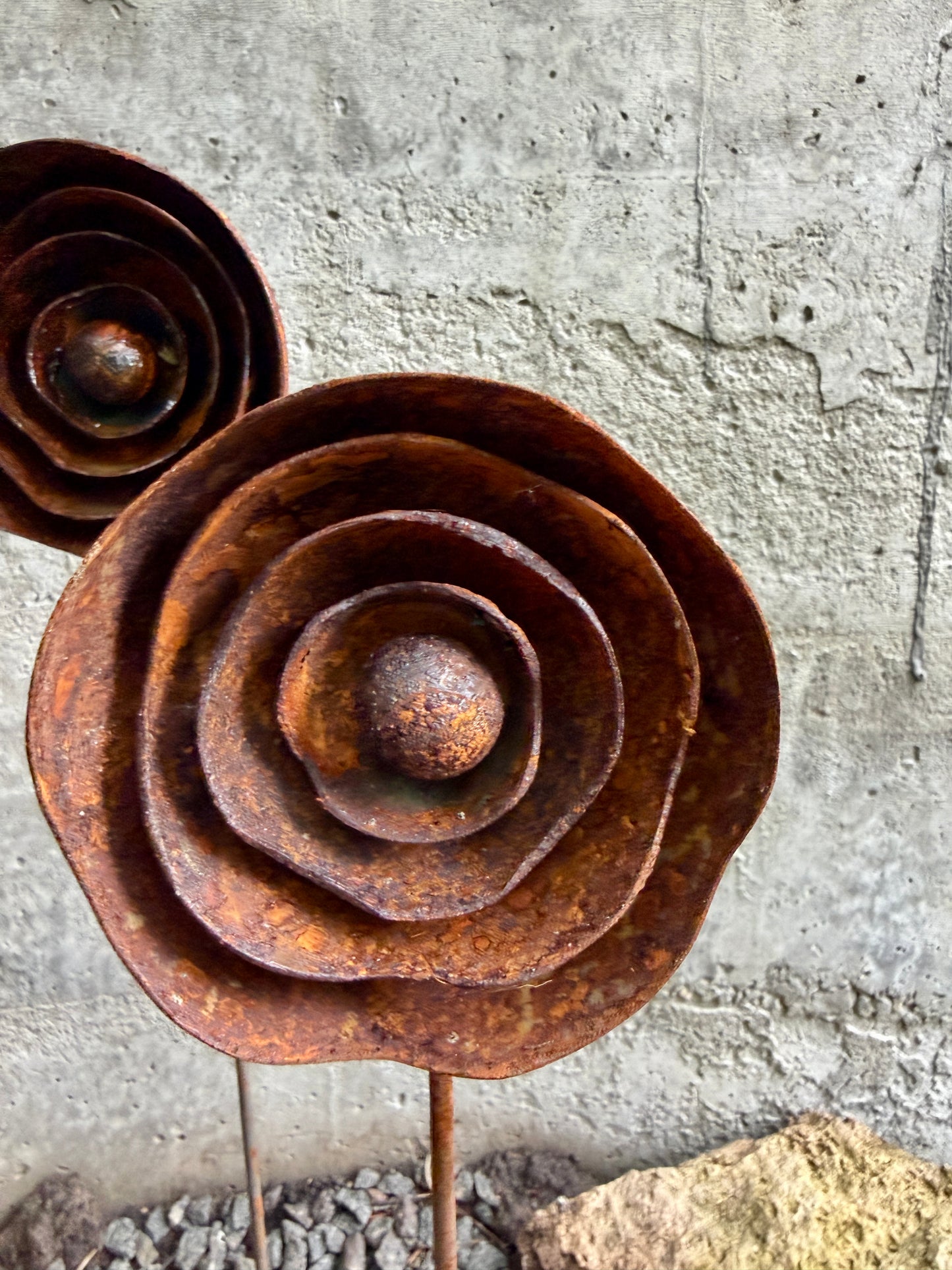 Moderne minimalistische Gartenstecker, rostiges Metall für den Garten oder die Außendekoration