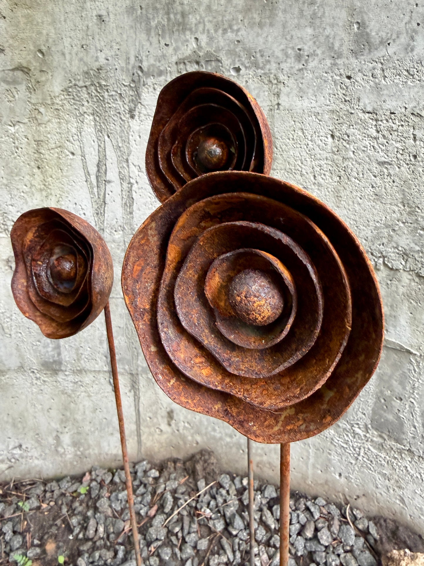 Moderne minimalistische Gartenstecker, rostiges Metall für den Garten oder die Außendekoration