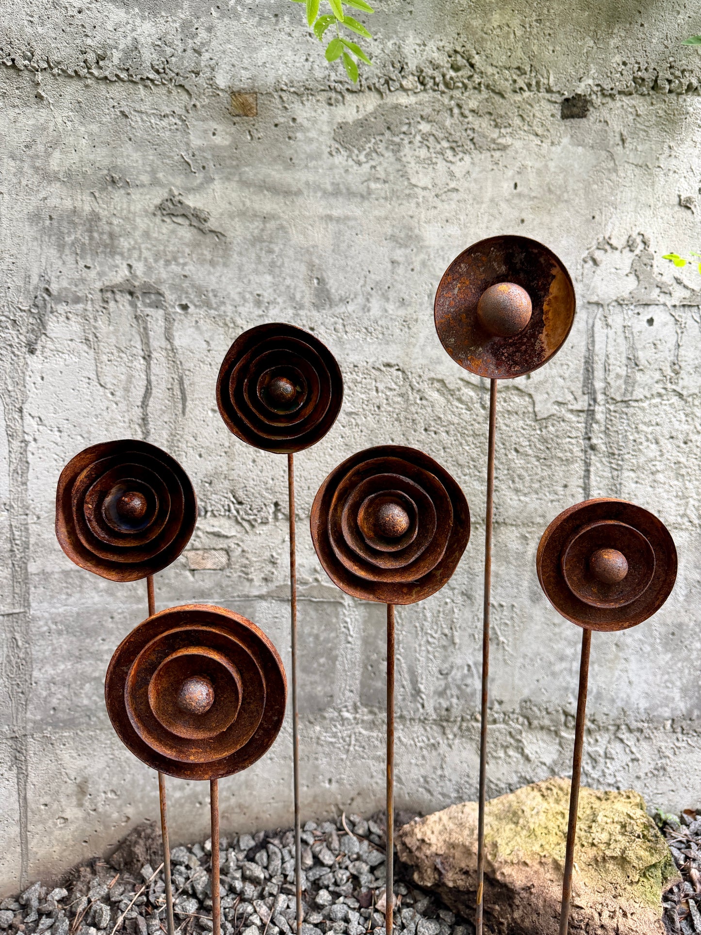 Moderne minimalistische Gartenstecker, rostiges Metall für den Garten oder die Außendekoration