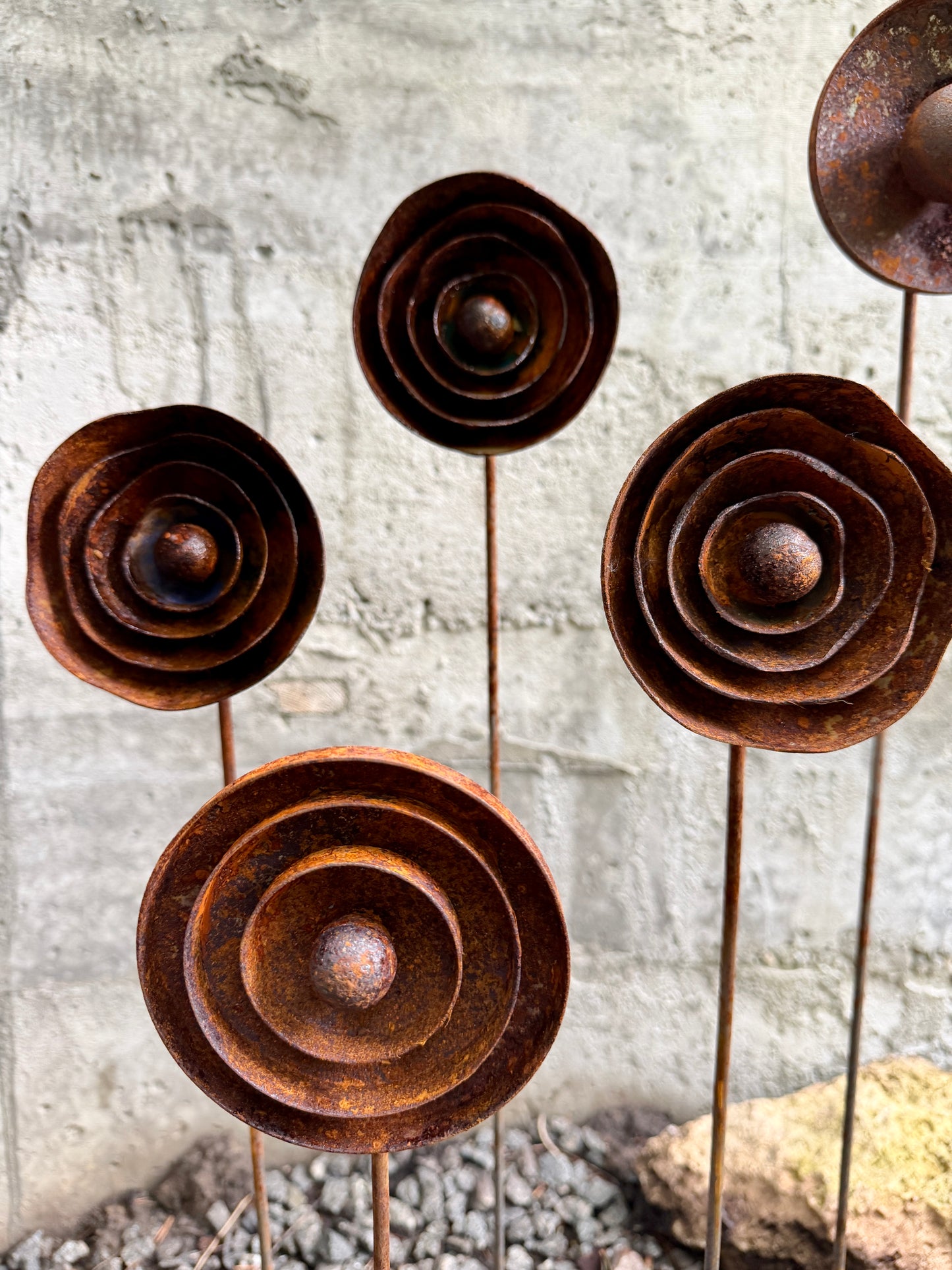 Moderne minimalistische Gartenstecker, rostiges Metall für den Garten oder die Außendekoration