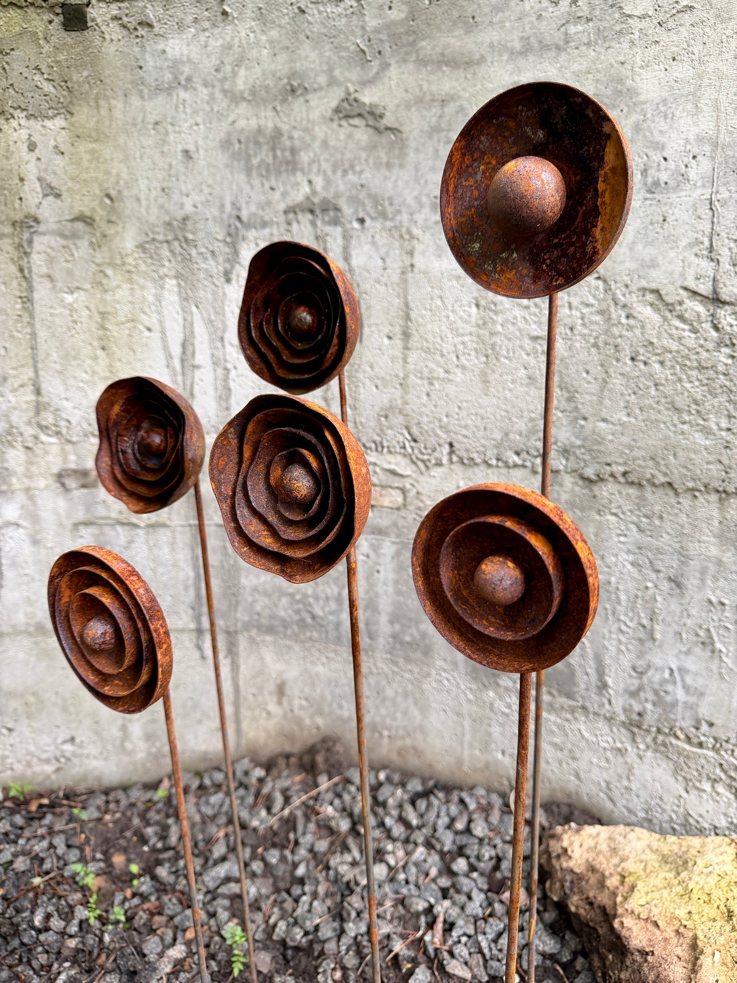 Moderne minimalistische Gartenstecker, rostiges Metall für den Garten oder die Außendekoration