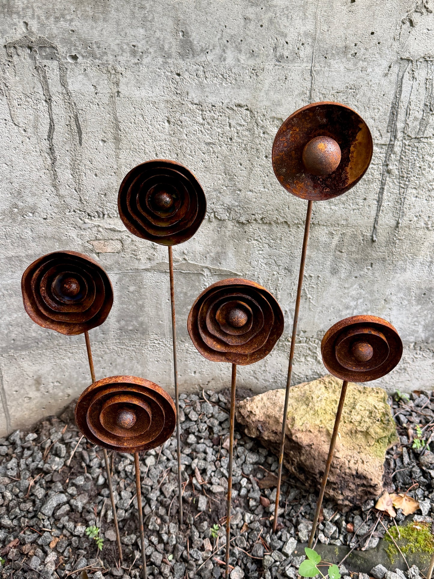 Moderne minimalistische Gartenstecker, rostiges Metall für den Garten oder die Außendekoration