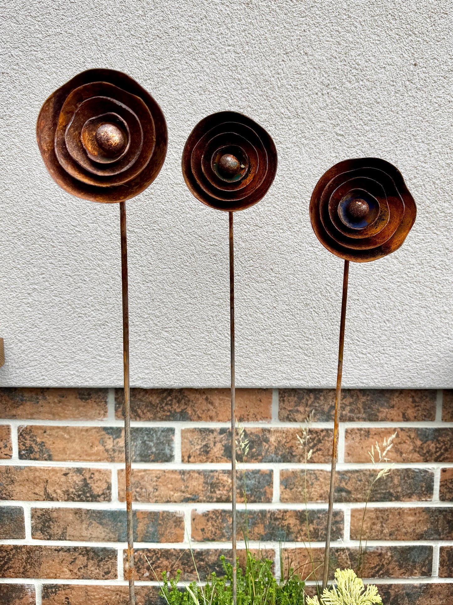 Moderne minimalistische Gartenstecker, rostiges Metall für den Garten oder die Außendekoration