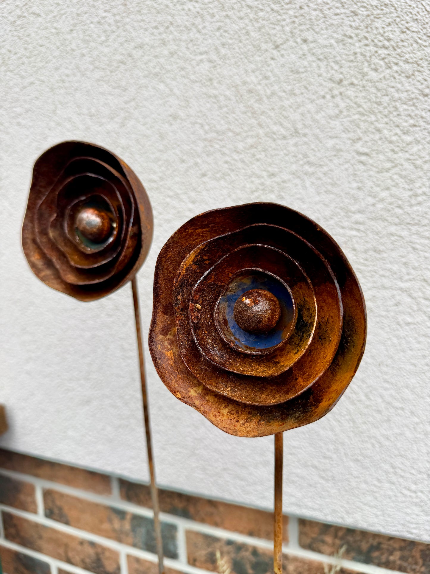 Moderne minimalistische Gartenstecker, rostiges Metall für den Garten oder die Außendekoration