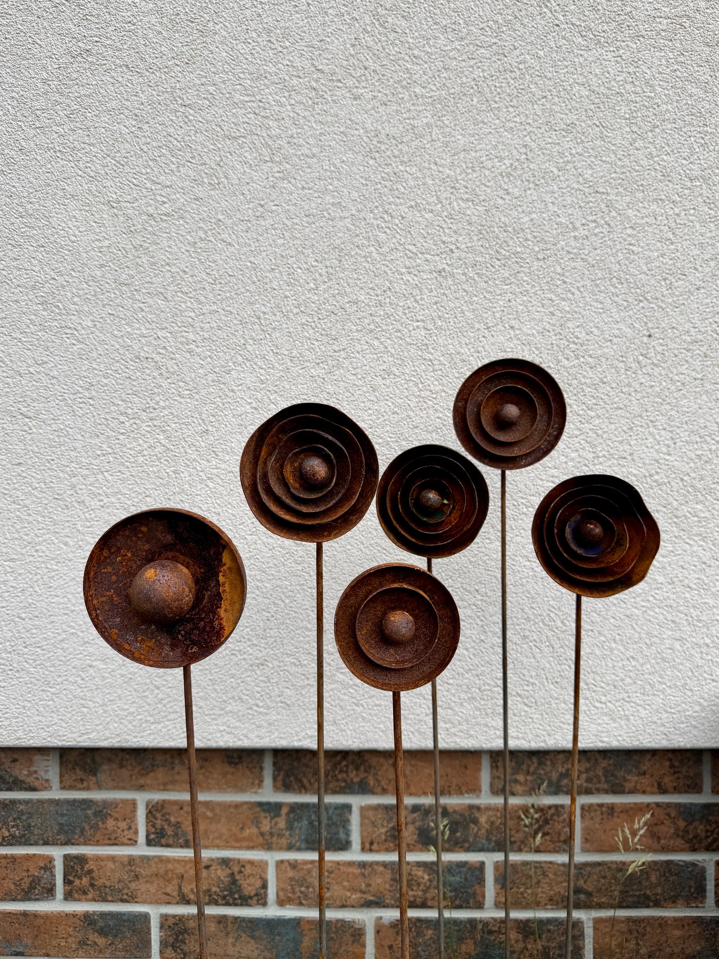 Moderne minimalistische Gartenstecker, rostiges Metall für den Garten oder die Außendekoration