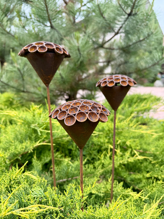 Moderne minimalistische Gartenstecker, rostiges Metall für den Garten oder die Außendekoration