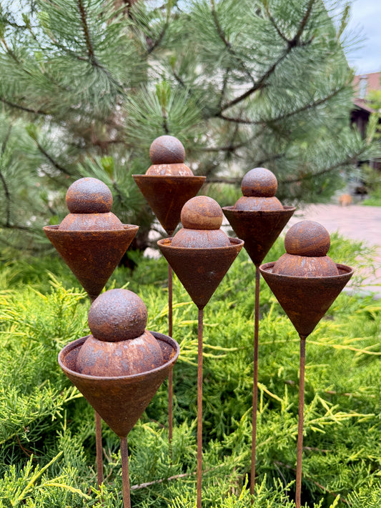 Set mit 3 Gartenpfählen und Endstücken aus rostigem Metall: Rustikale Metalldekoration für Ihren Garten.