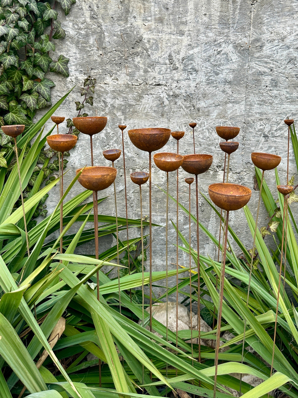 Rostige Blumen (20er-Set), Regenfang aus Metall, Gartendeko aus Metall – Pava Garden Boutique